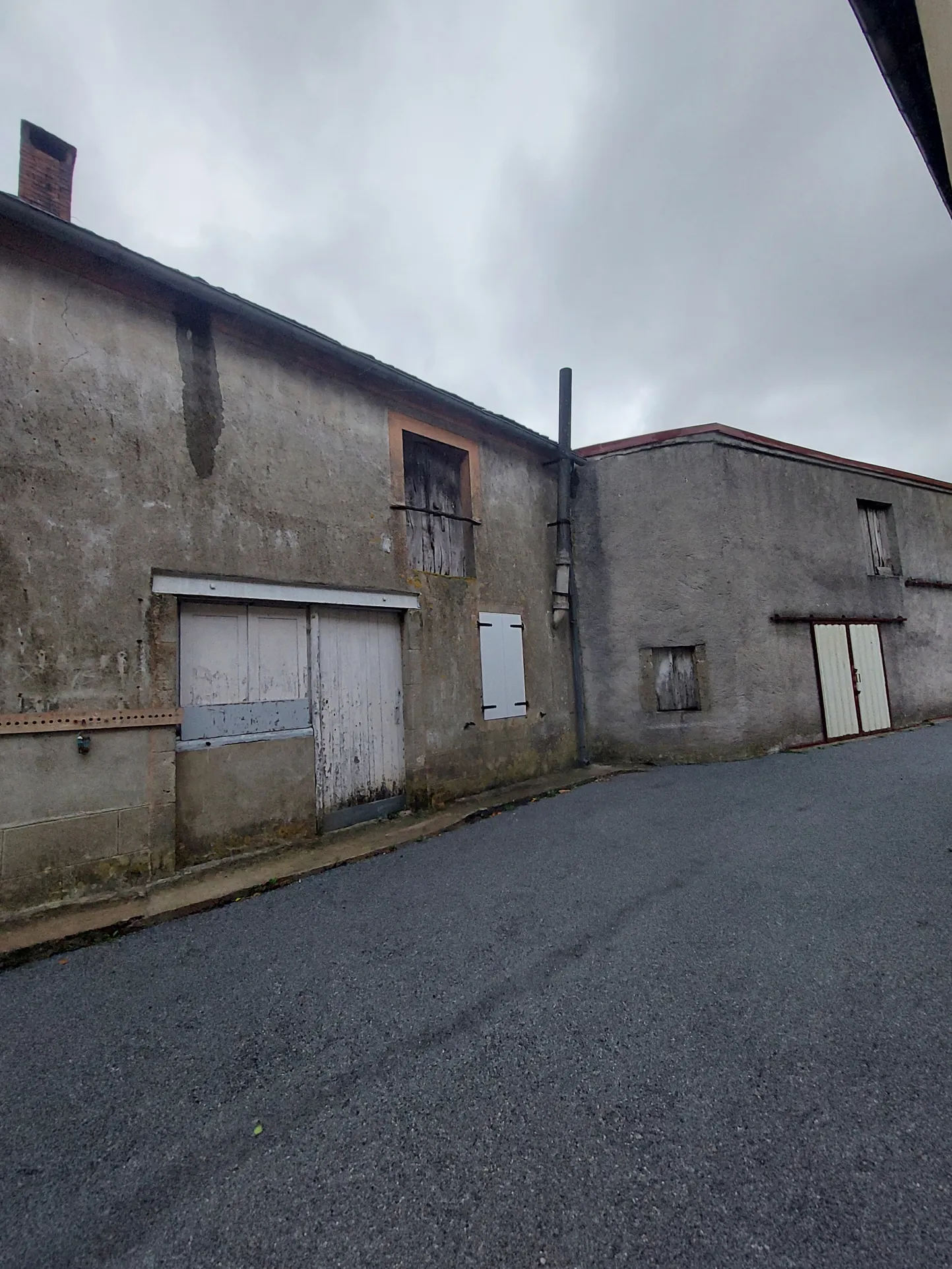 Ancienne laiterie à Melagues - Idéale pour garage ou stockage 