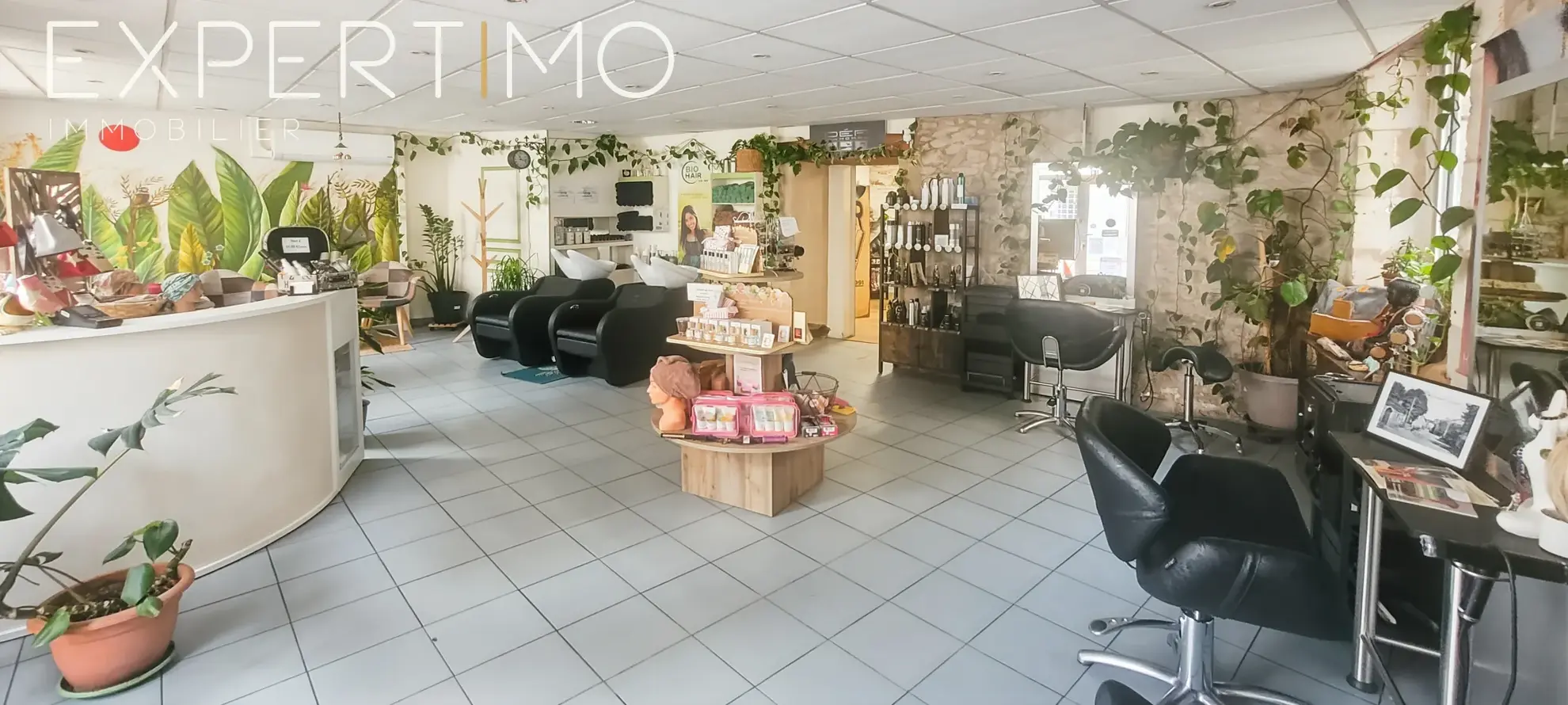 Salon de Coiffure à Vendre dans un Bourg Touristique avec Murs Disponibles