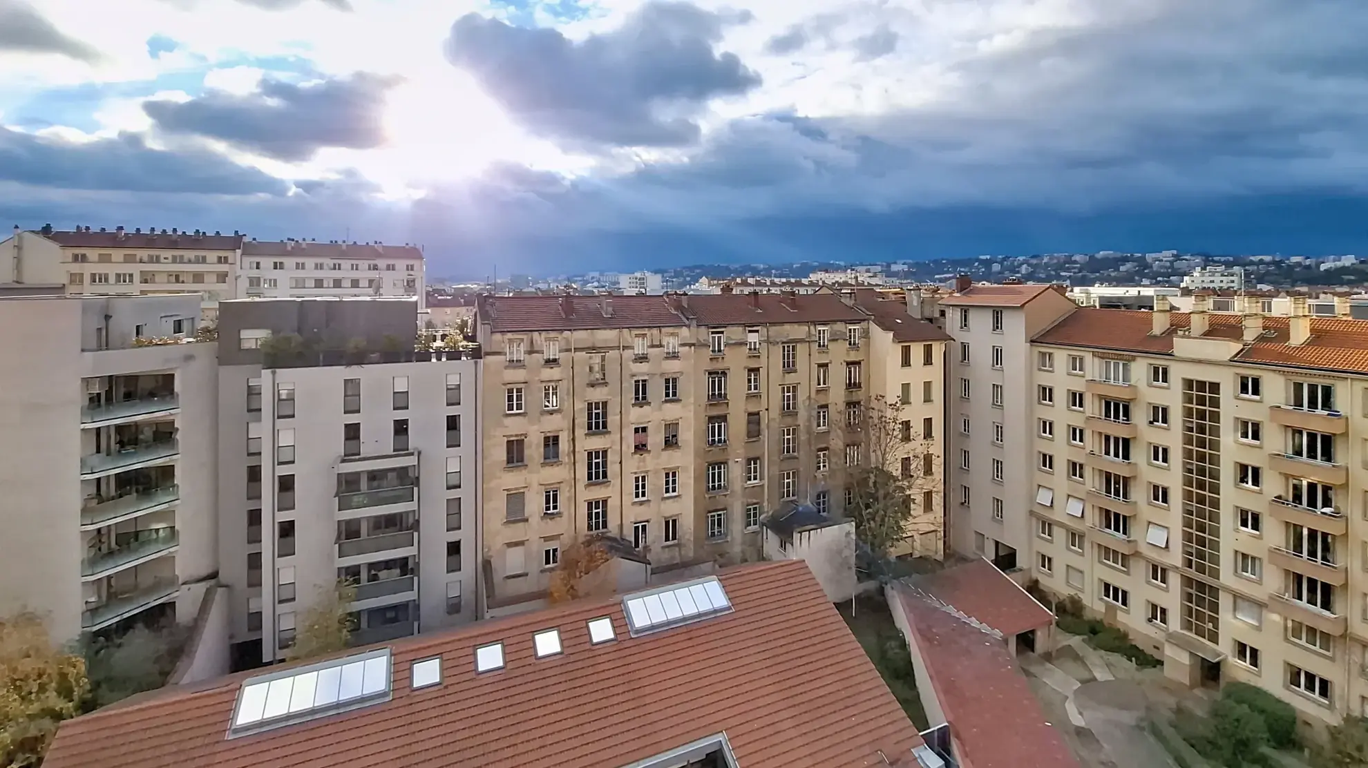 Studio rénové avec cave et parking sécurisé à Lyon 7ème