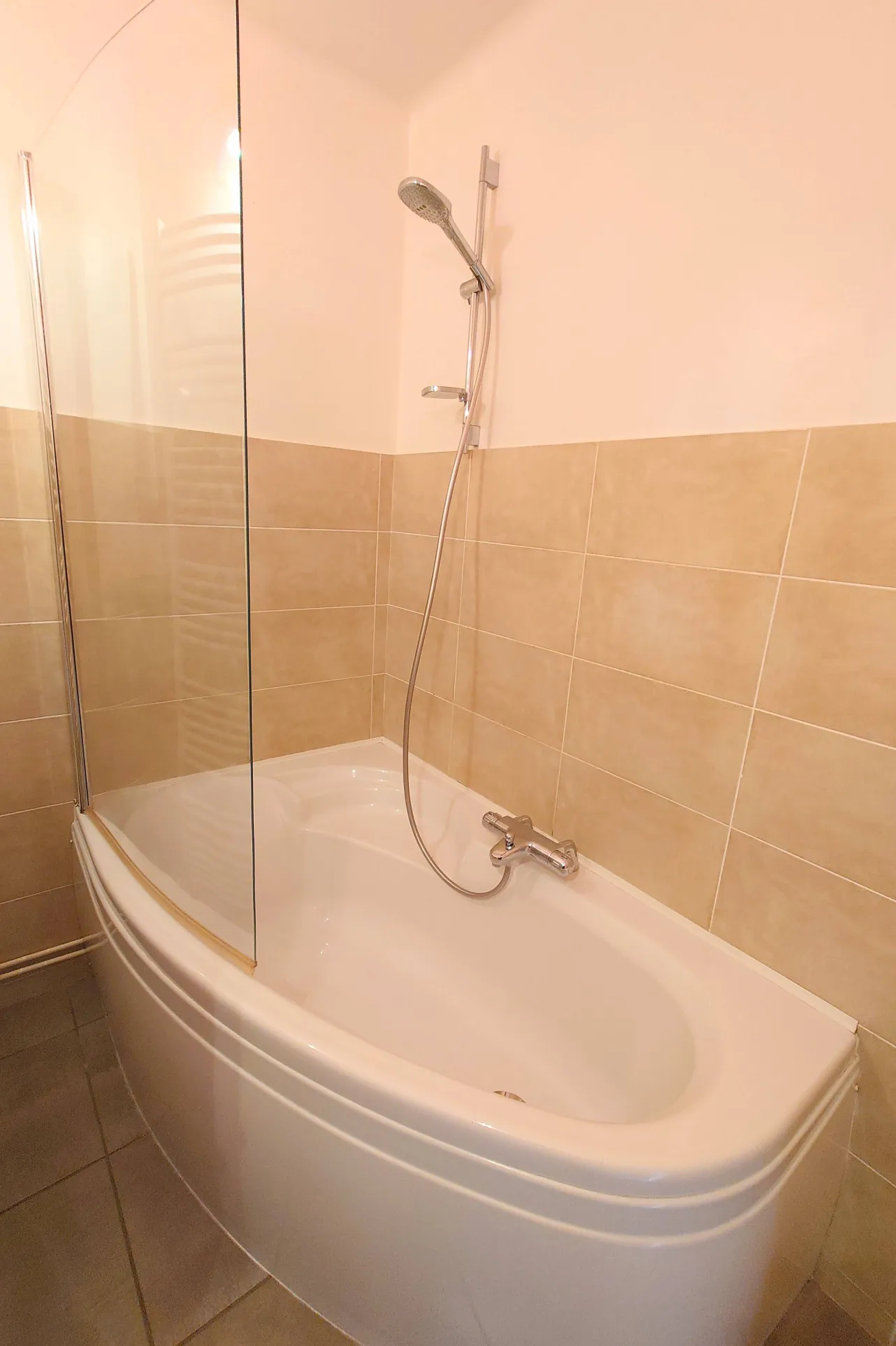 Charmant appartement de 81 m² avec balcon, garage et cave à Villefranche de Rouergue 