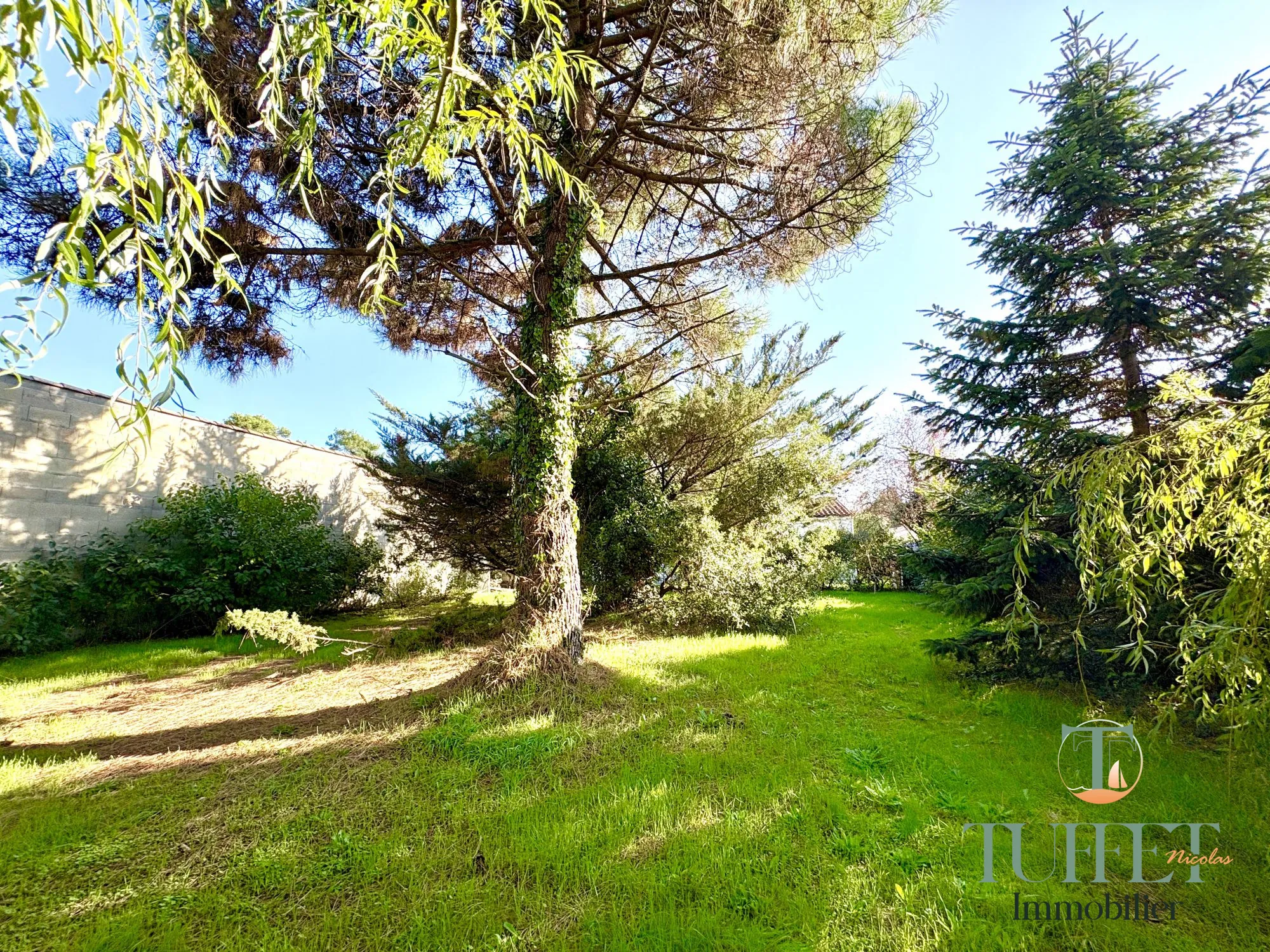 Terrain constructible boisé aux Mathes à proximité de La Palmyre 