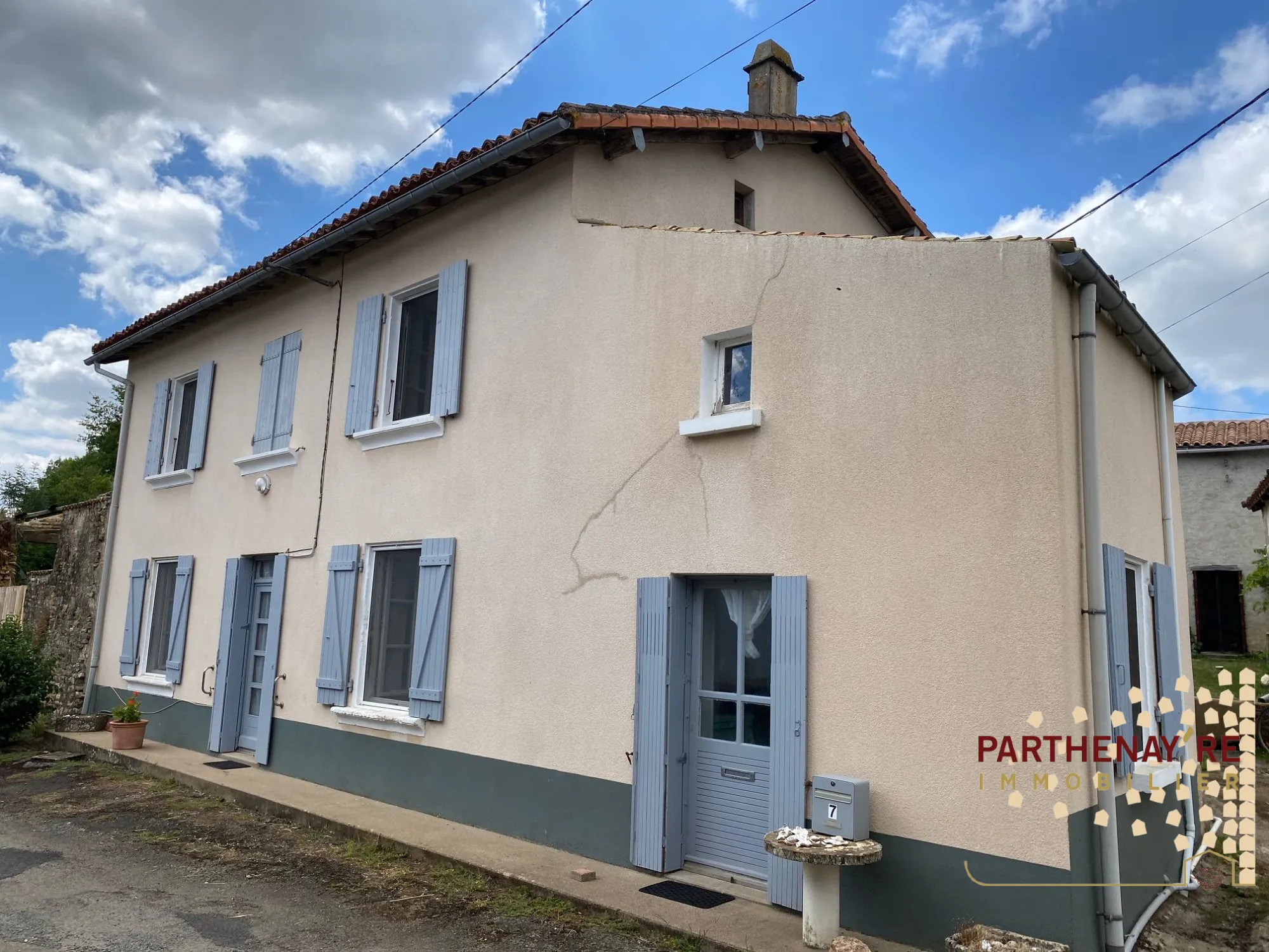 Maison de campagne en pierre à rénover avec terrain et dépendances en campagne - Parthenay