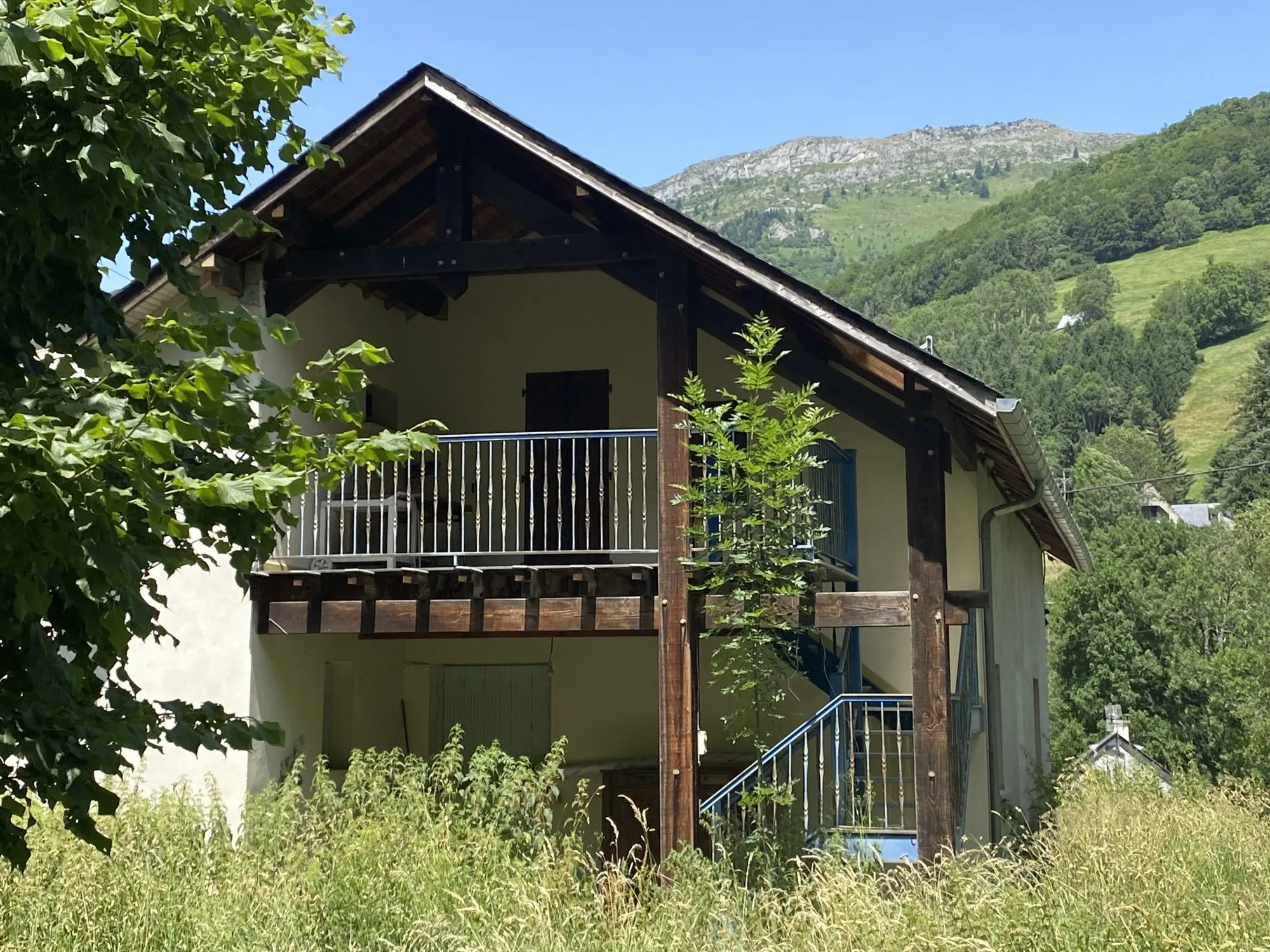 Ensemble immobilier à Campan avec 2 appartements, garage et toiture en bon état