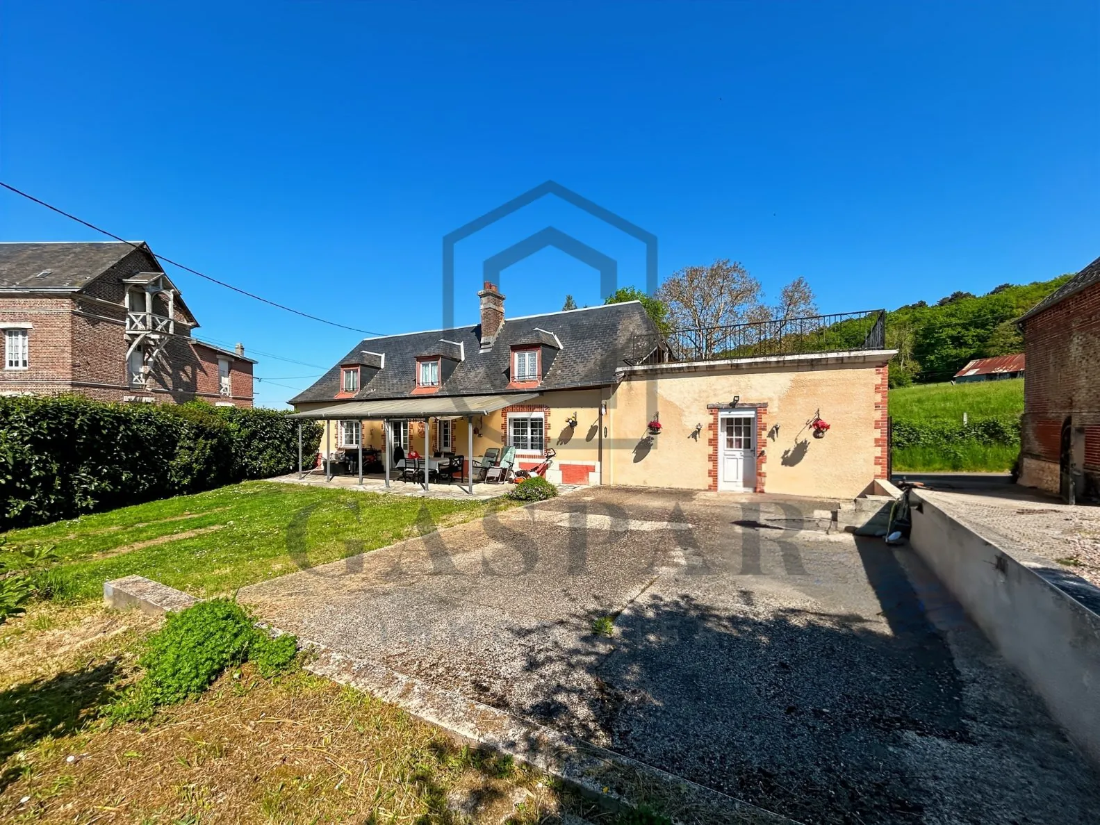 Charmante maison avec studio indépendant, dépendance et toit-terrasse à Goupil-Othon