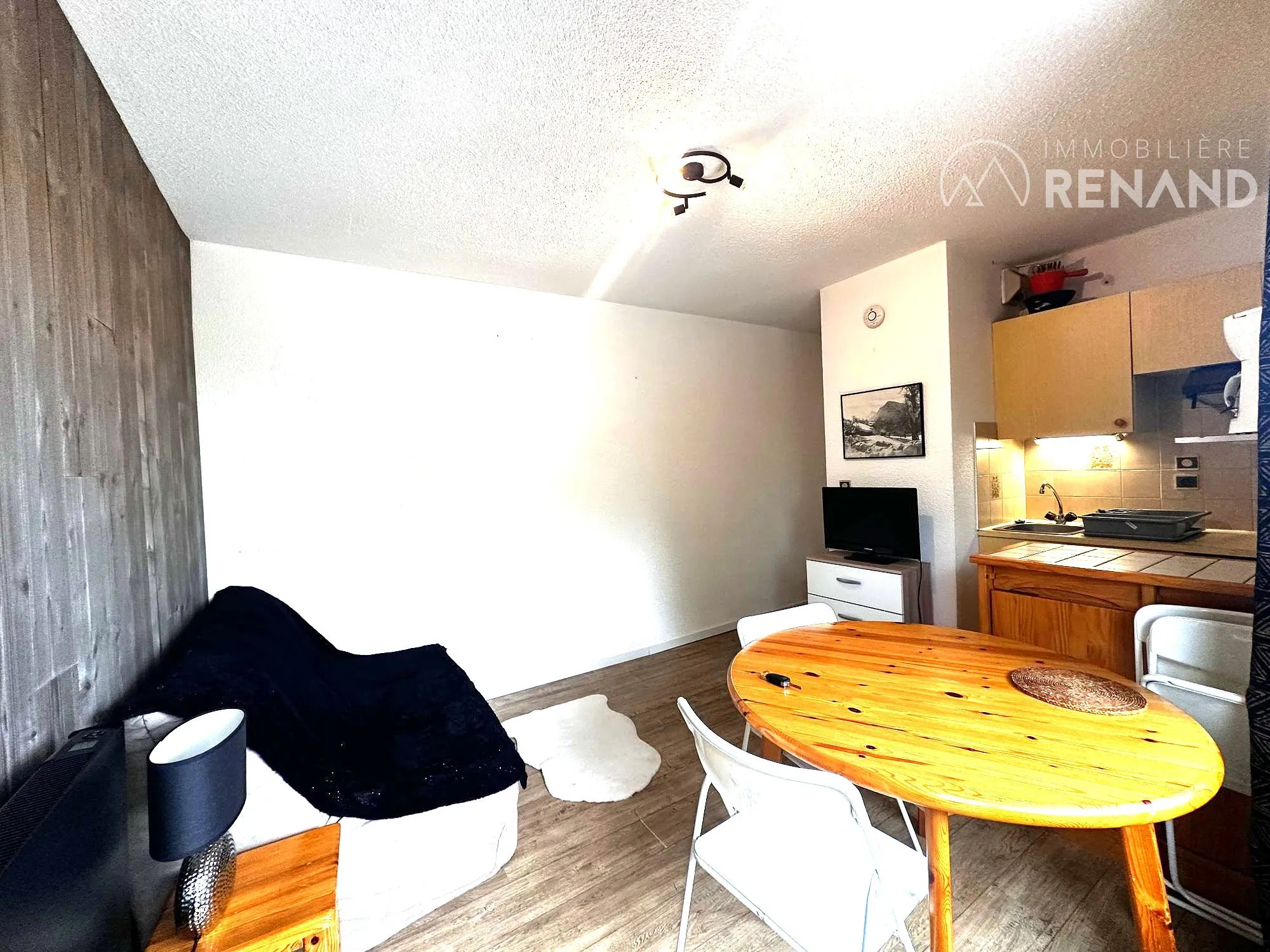 Studio meublé avec cabine, vue montagne, proche station à Les Carroz