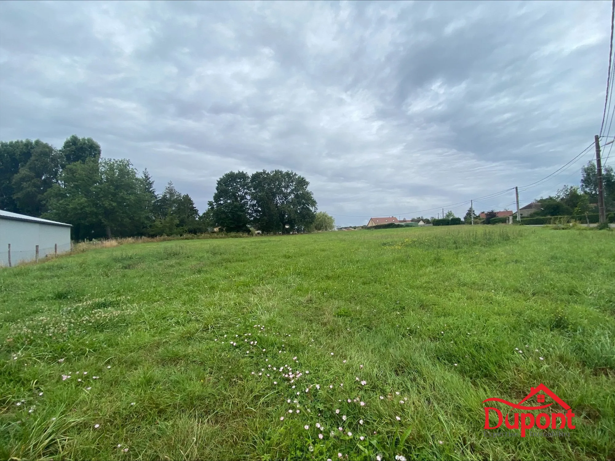 Terrain constructible de 1298 m² à Chaource, calme et proche des commodités