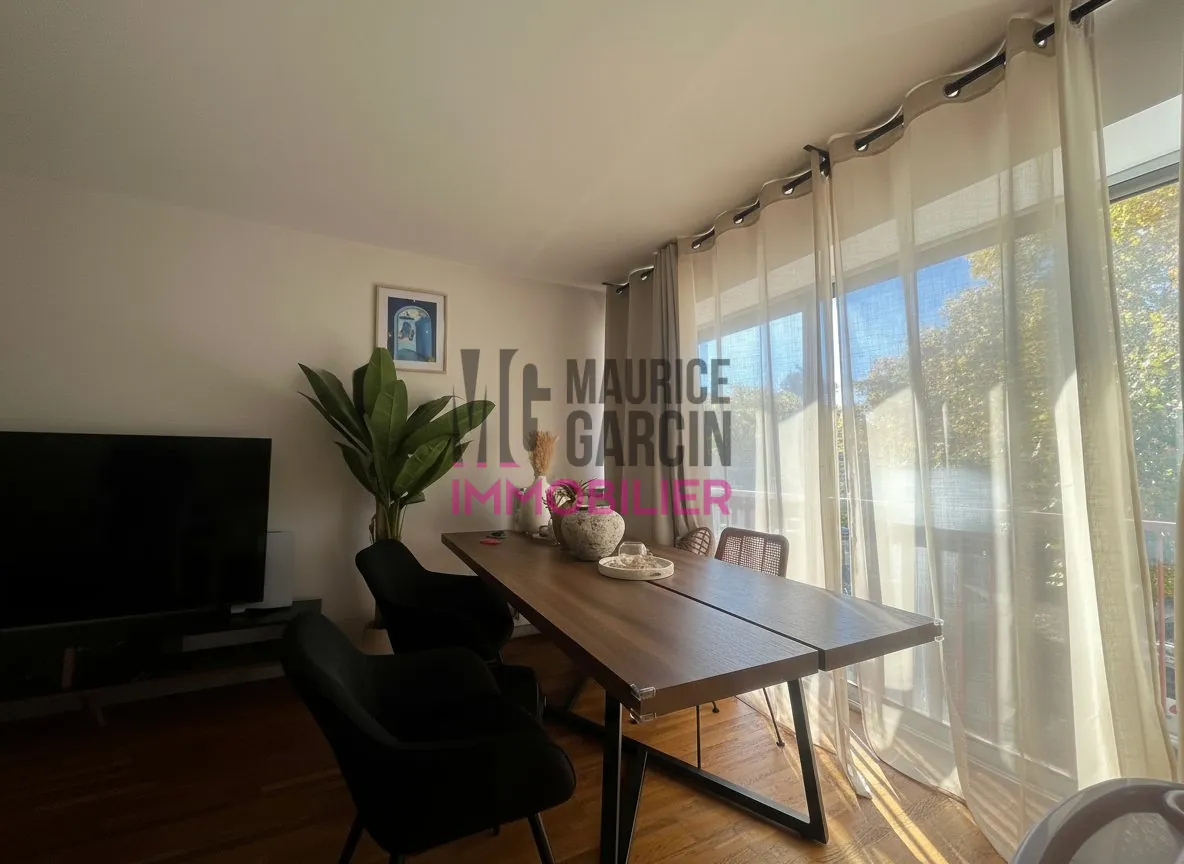 Grand appartement T4 rénové à vendre à Avignon avec parking et proximité transports