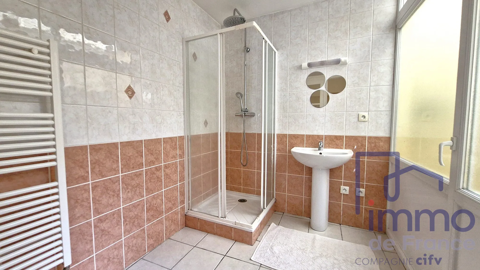 salle d eau avec acces a petit exterieur  Appartement T2 bis rénové à Saint-Étienne, idéal investisseurs et primo-accédants 