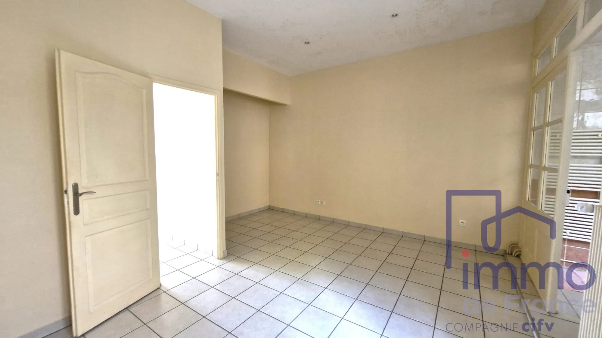 la chambre Appartement T2 bis rénové à Saint-Étienne, idéal investisseurs et primo-accédants 