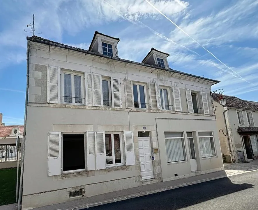 Immeuble à vendre à Appoigny avec local professionnel et appartement lumineux