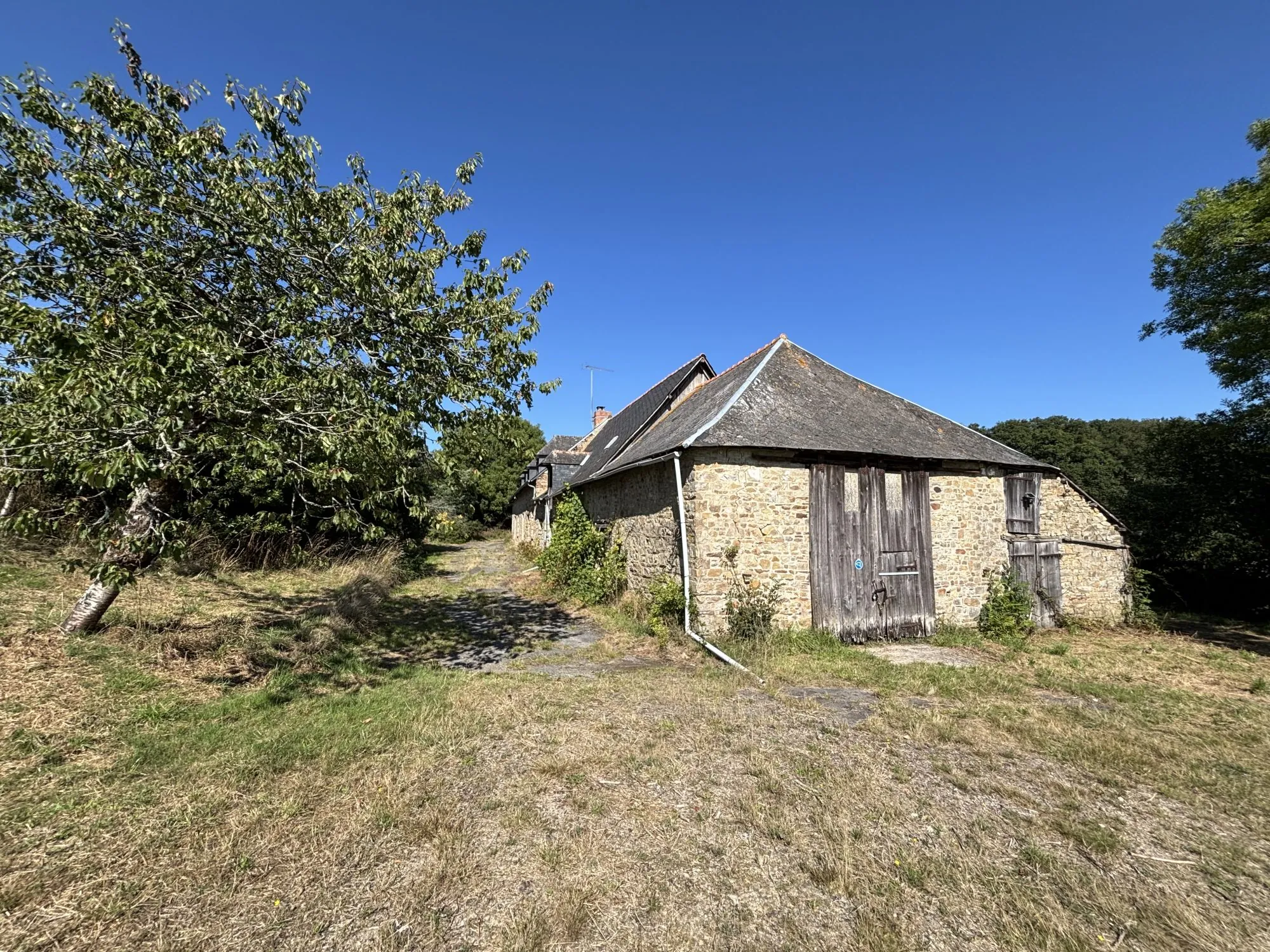 Longère à rénover à Goven - 211 m², terrain 3000 m², Exposition Sud-Ouest