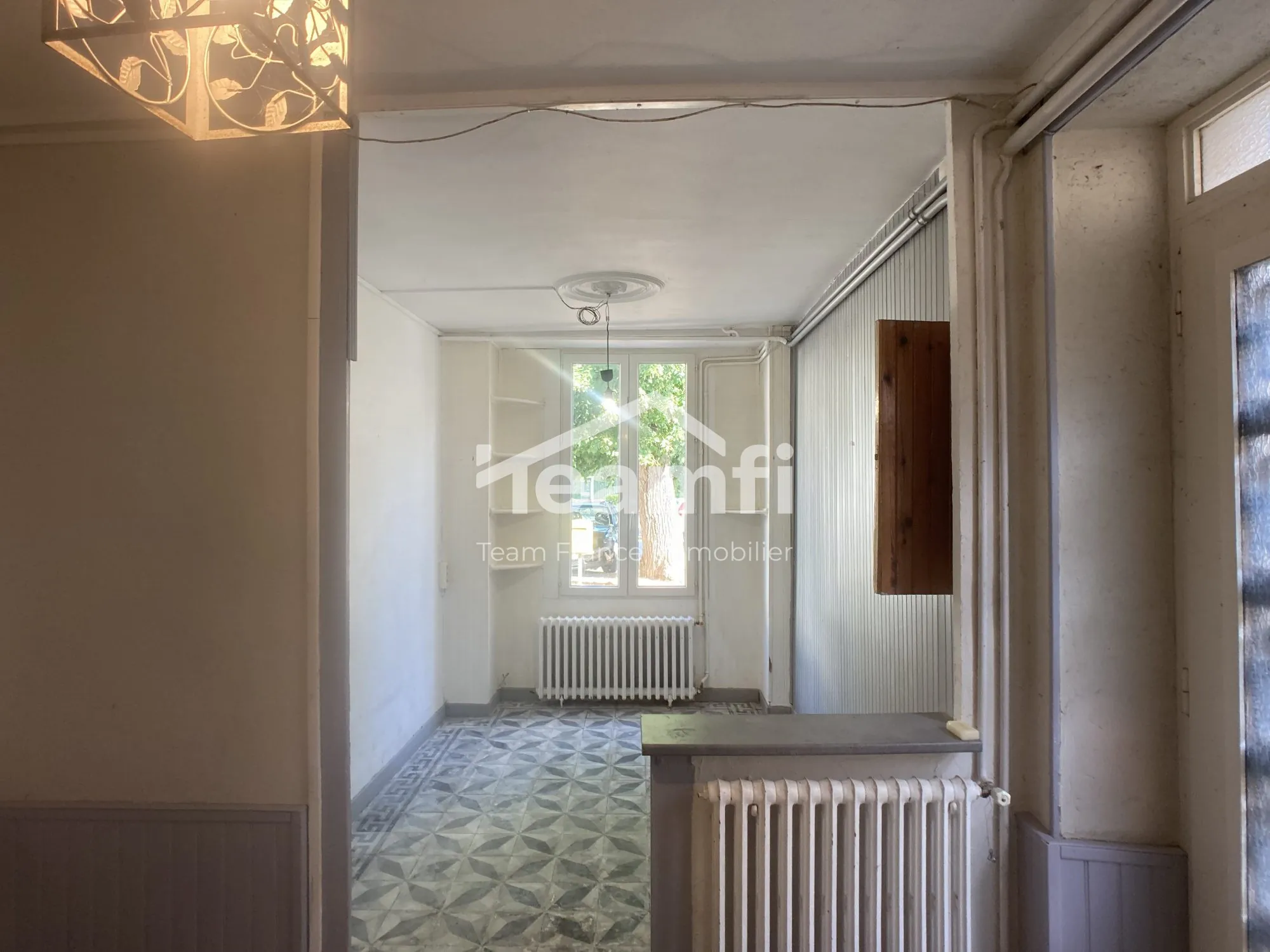 Maison à rénover avec bâtiment commercial à Mareuil-sur-Arnon