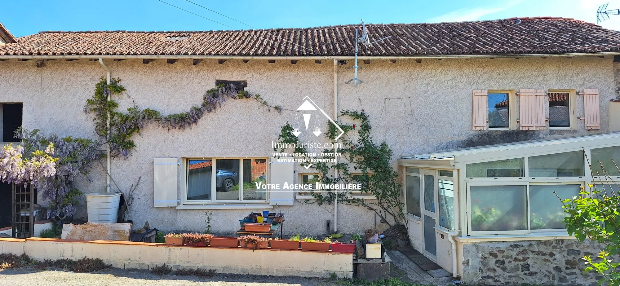 À vendre ensemble immobilier à Chassenon avec maison en pierre, grange et grand terrain agricole