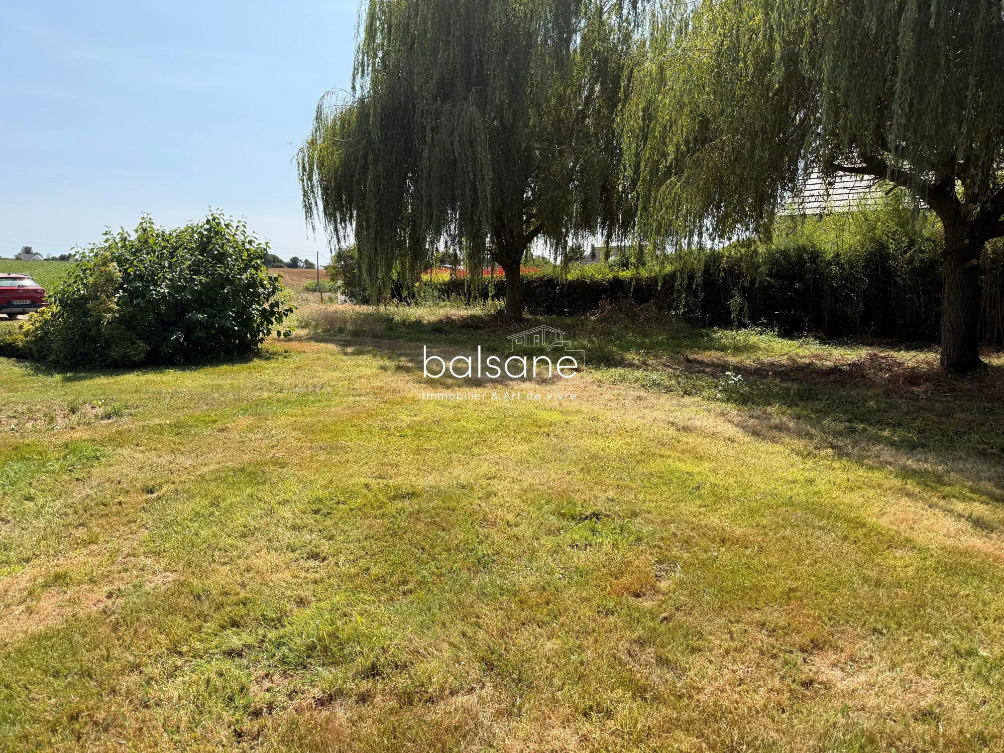 Terrain constructible de 705 m² à Bosc-Roger en Roumois avec vue sur les champs