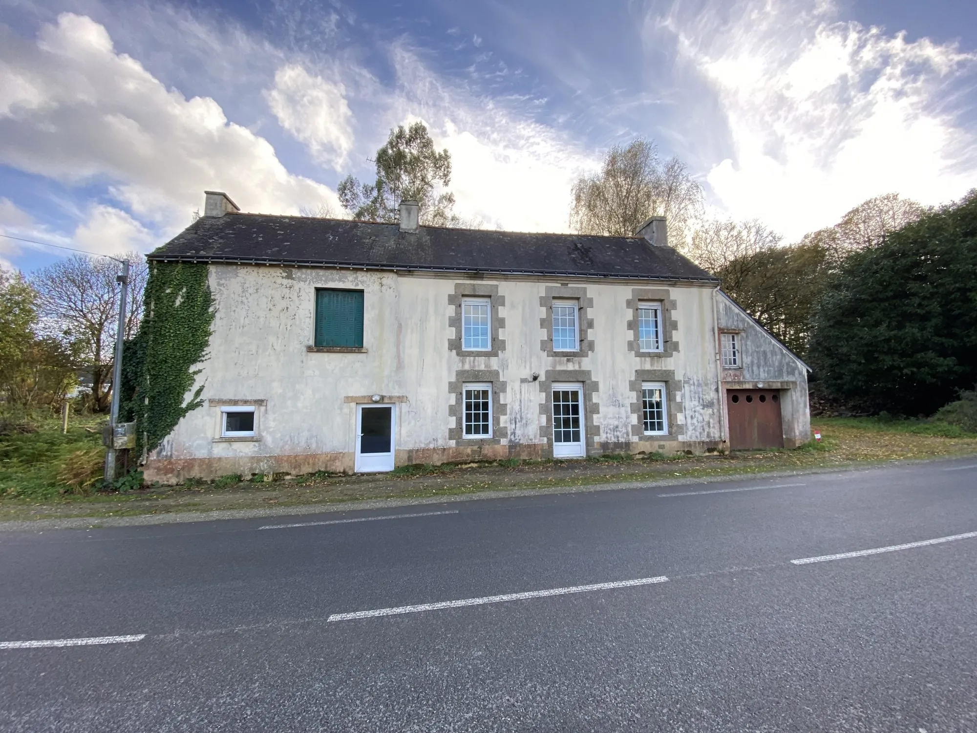 Maison en pierre à rénover avec studio et dépendances à Kervignac