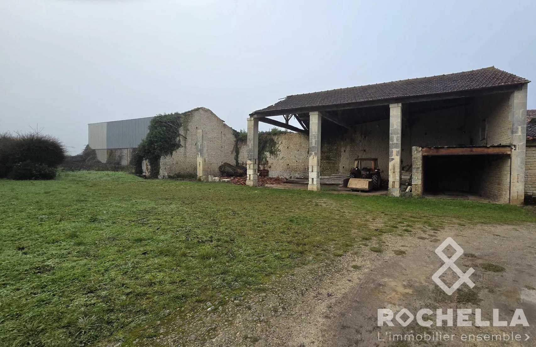 Charmante grange en pierre à rénover proche d'Aulnay-de-Saintonge