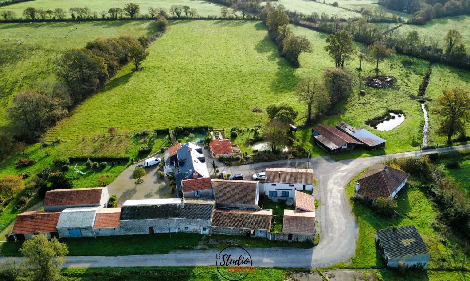 À vendre à Saint Hilaire de Chaléons : Bâtiment historique à restaurer avec beaucoup de potentiel