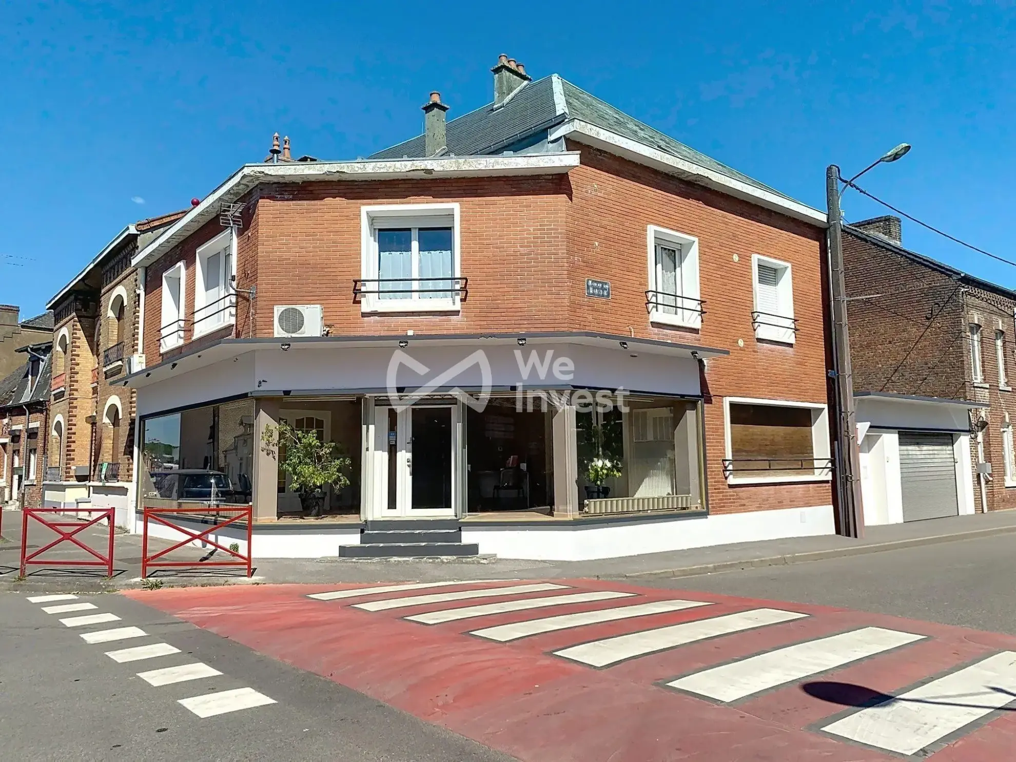 Immeuble à vendre à Hirson avec espace commercial et résidentiel, garage et stationnement