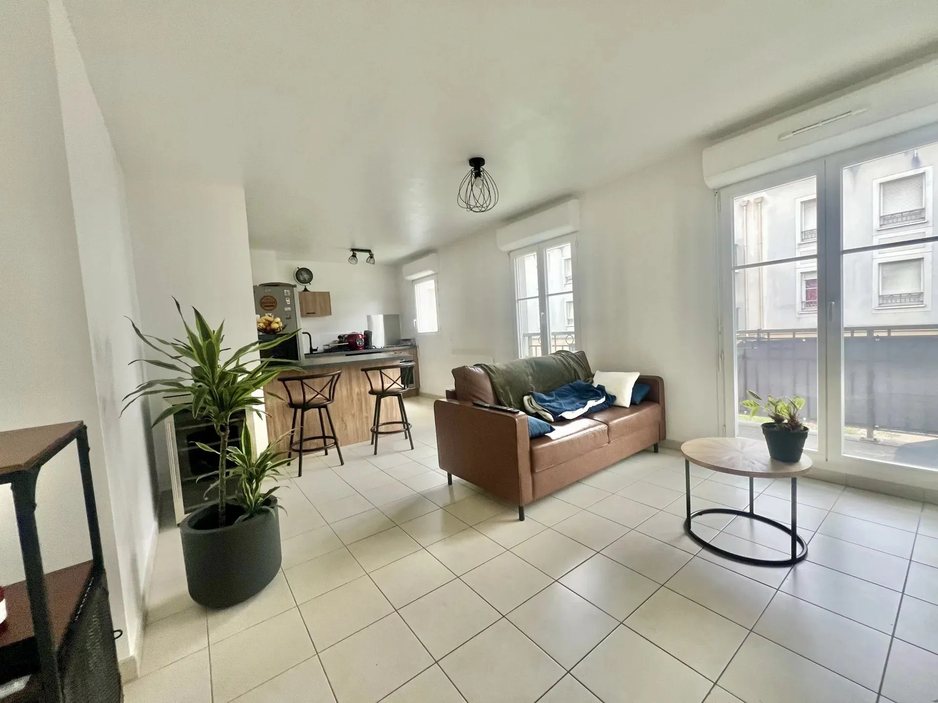 Appartement 2 pièces avec balcon et parking à Trappes - Résidence sécurisée