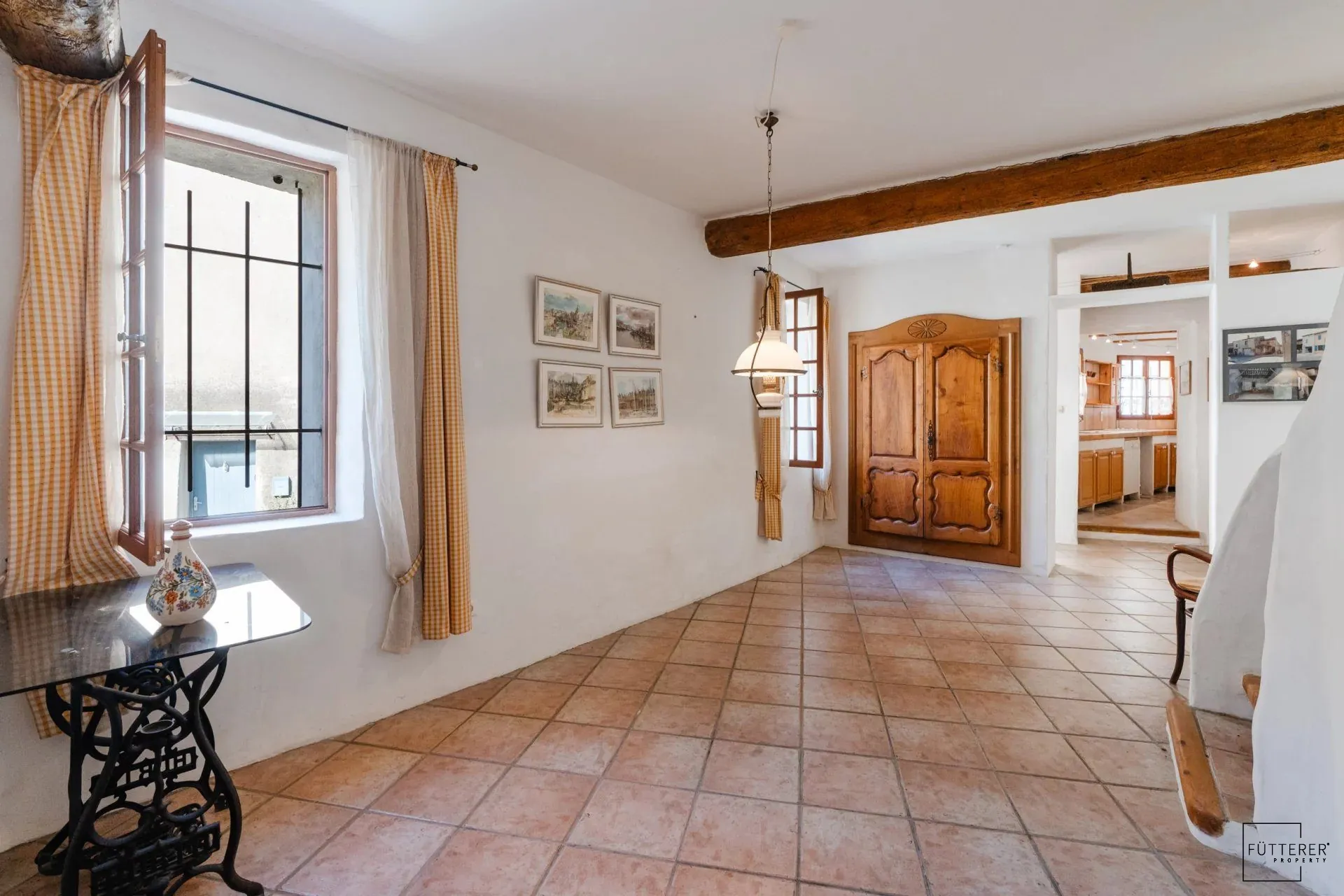 Charmante maison de village à Paraza avec terrasses, grand garage et vues magnifiques 