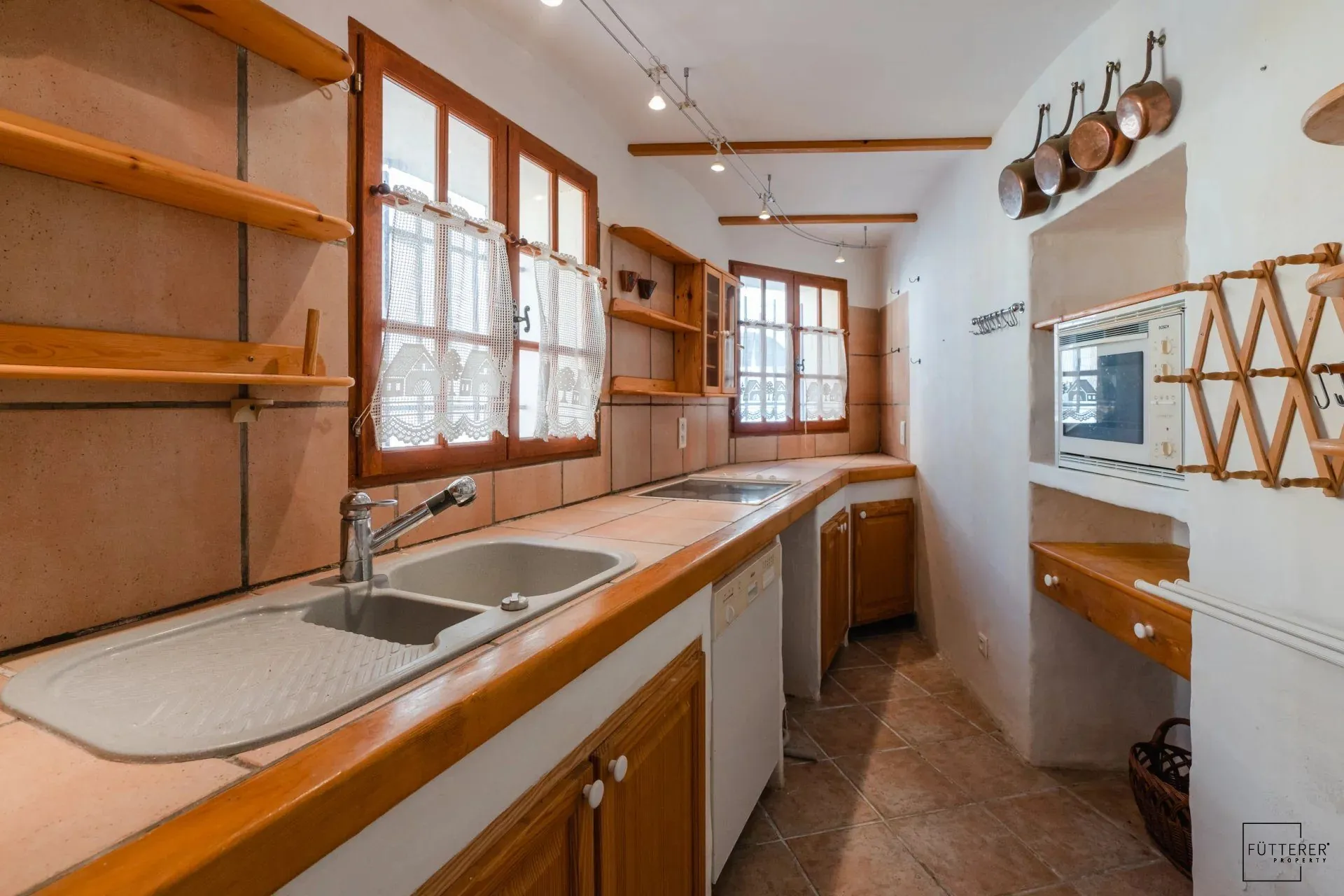Charmante maison de village à Paraza avec terrasses, grand garage et vues magnifiques 