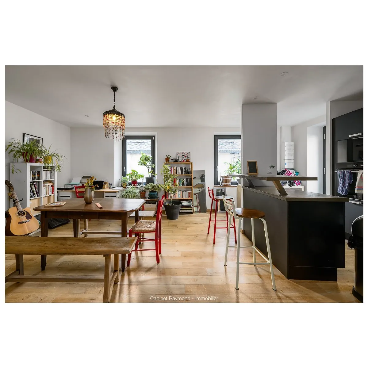 Maison de village rénovée à vendre à Entraigues, 3 niveaux avec espace commercial et duplex esprit loft