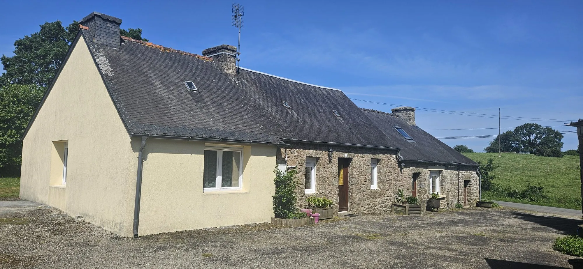 Longère en pierre avec 2 chambres, garages et grand terrain à Maël-Pestivien