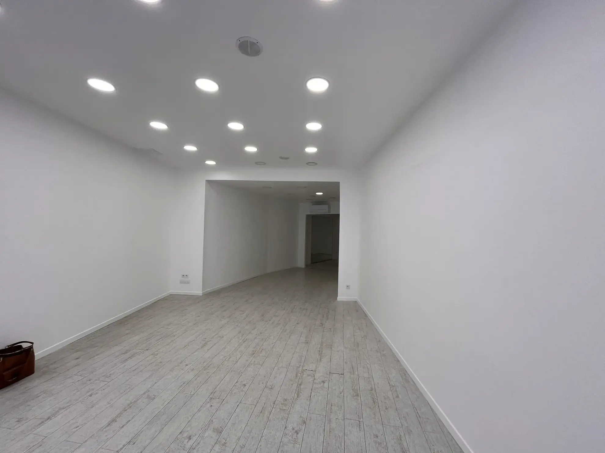 À vendre local commercial en hypercentre de Tarbes avec cave et vitrine de 4,50 m