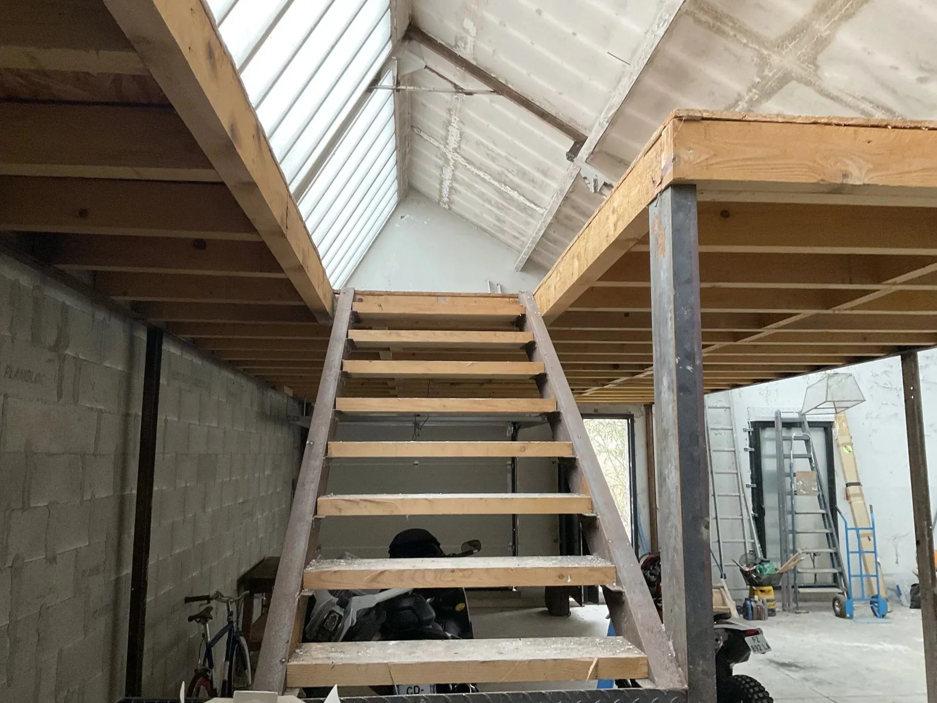 salle atelier 1  Bâtiment industriel de 237 m² à rénover avec garage et patio à Saint-André-les-Vergers