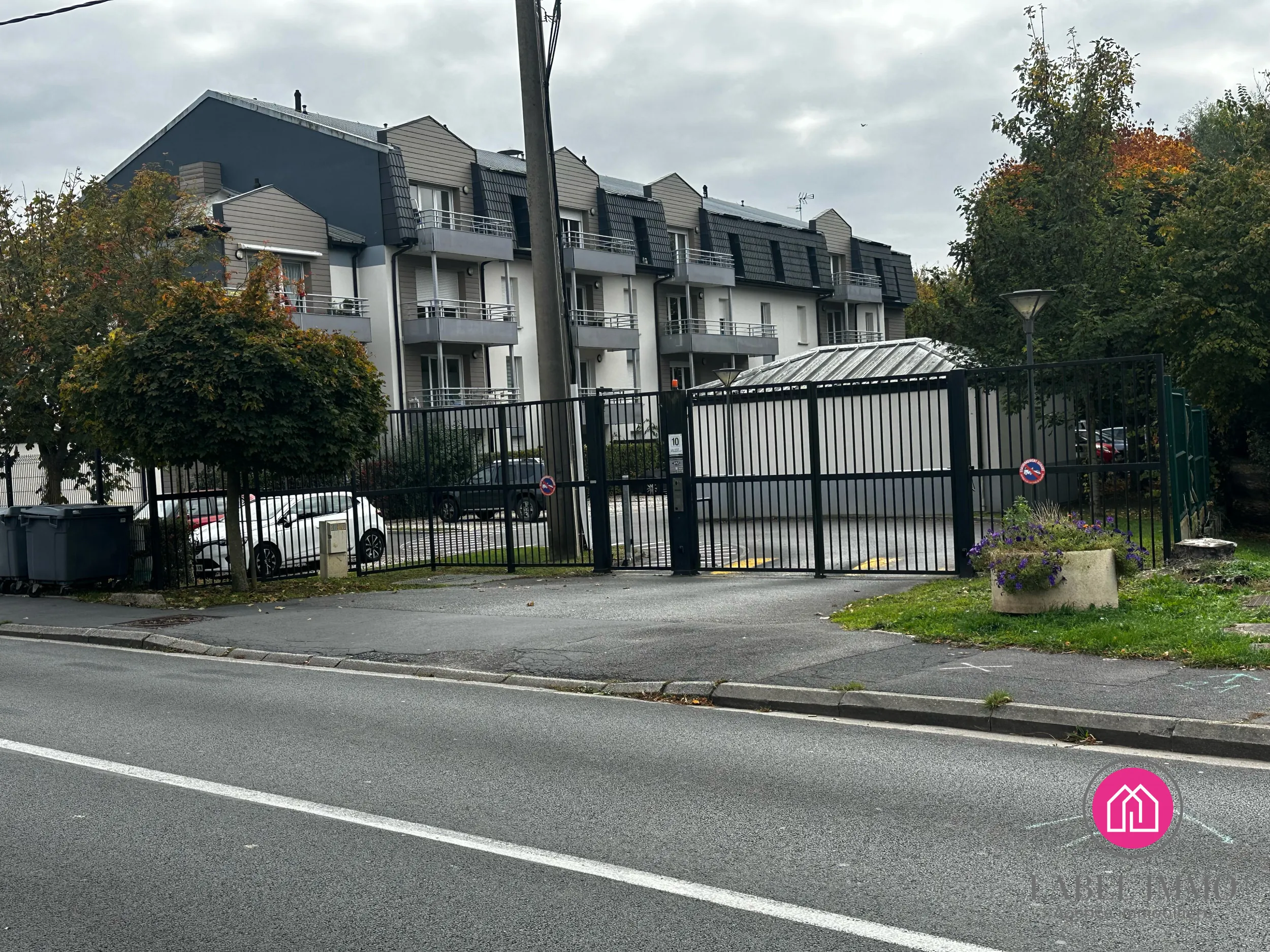 Appartement 2 pièces avec vue dégagée et stationnement privé à Courchelettes