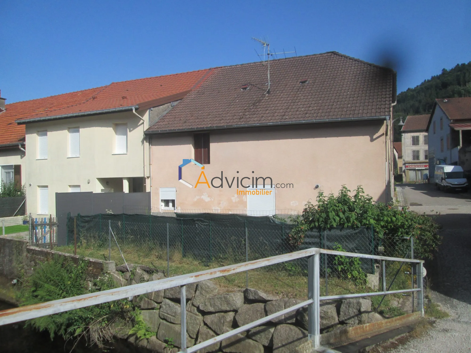 Immeuble avec deux appartements loués au centre du Val d'Ajol - Opportunité d'investissement