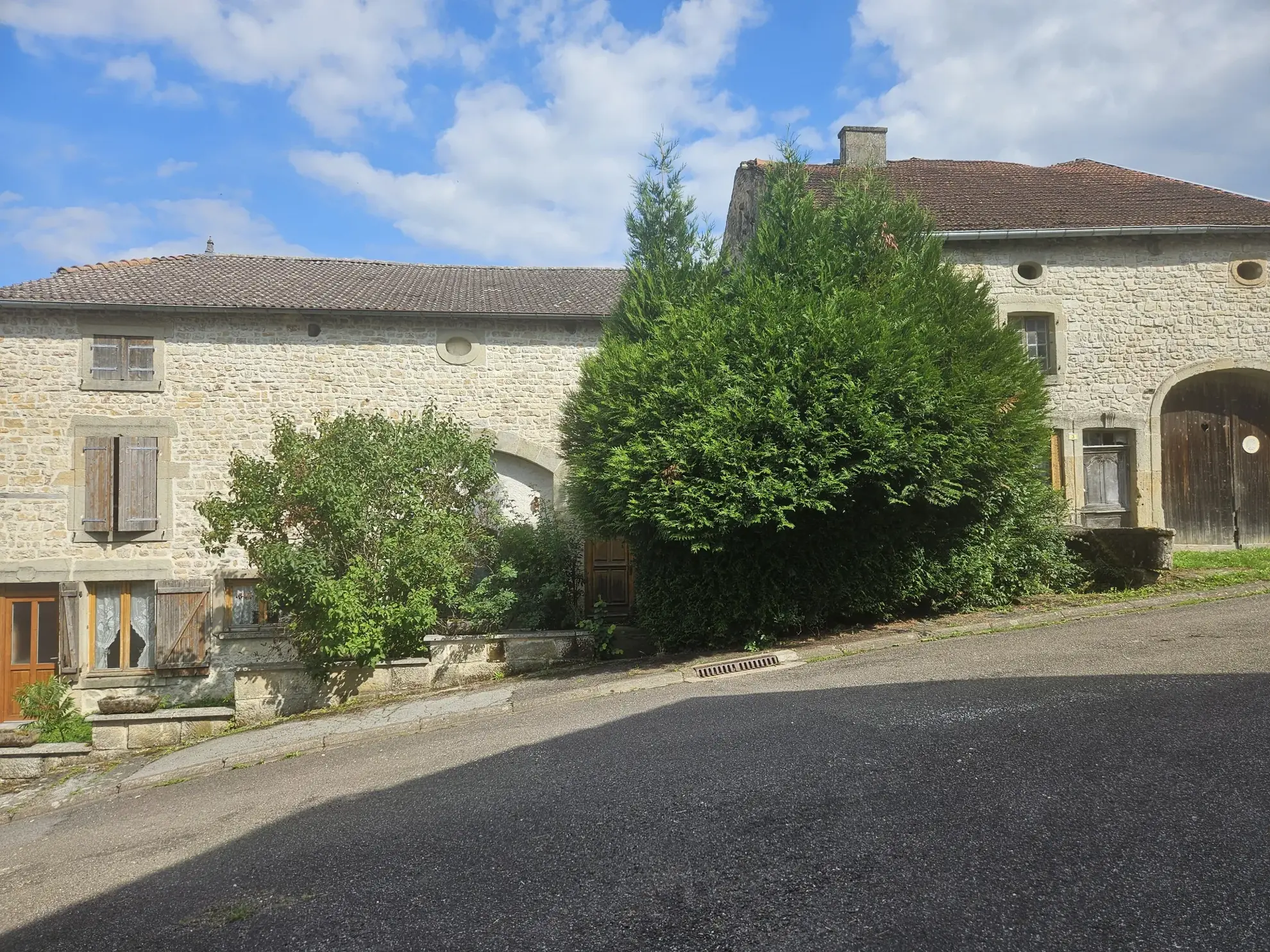 Maison F6 de 140 m² avec dépendance près de Bourbonne-les-Bains