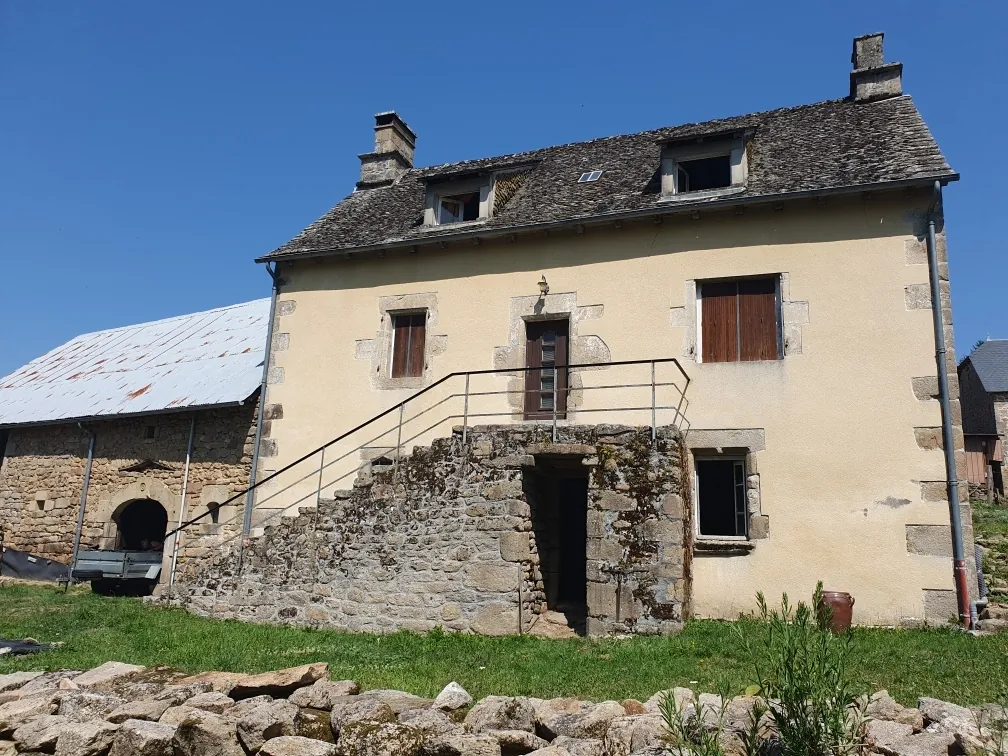 Corps de ferme à rénover dans la Xaintrie avec dépendances et potentiel exceptionnel