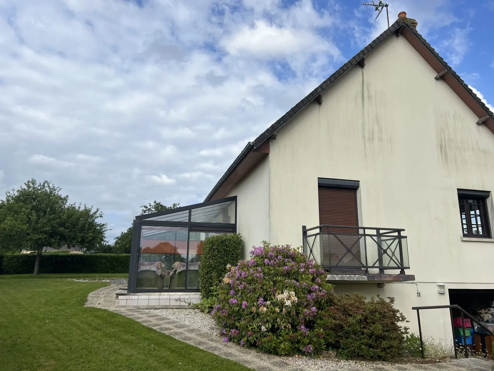 côté véranda Maison en pierre avec 4 chambres, garage et jardin en Normandie près de Putanges 