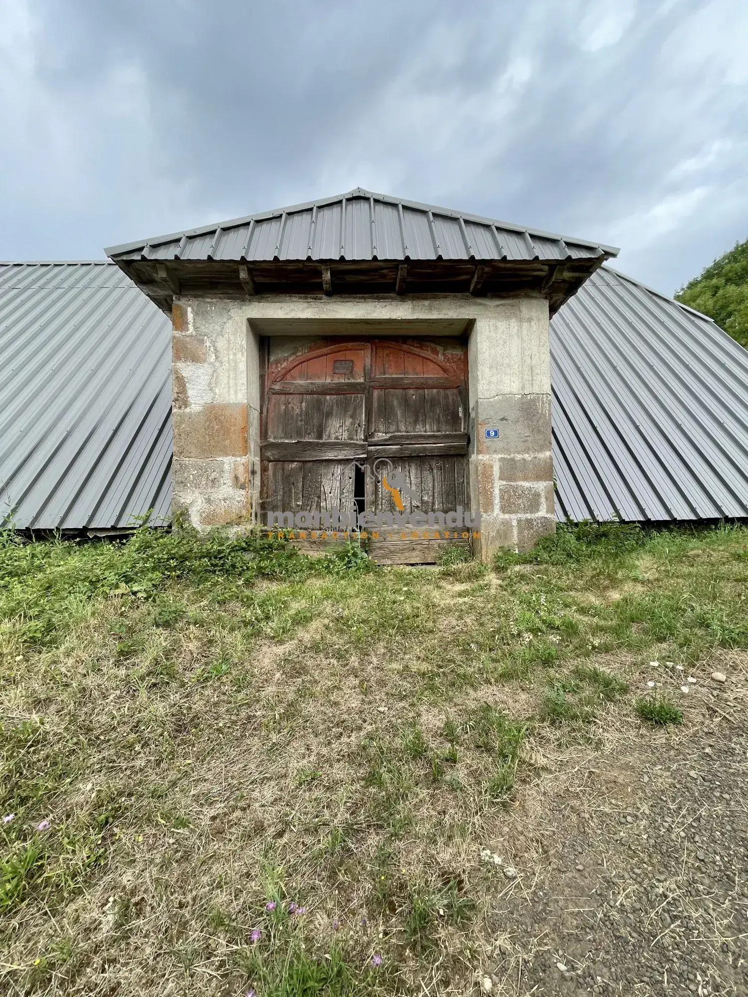 Superbe grange en pierre de 170 m² à Saint Cernin, idéalement située 