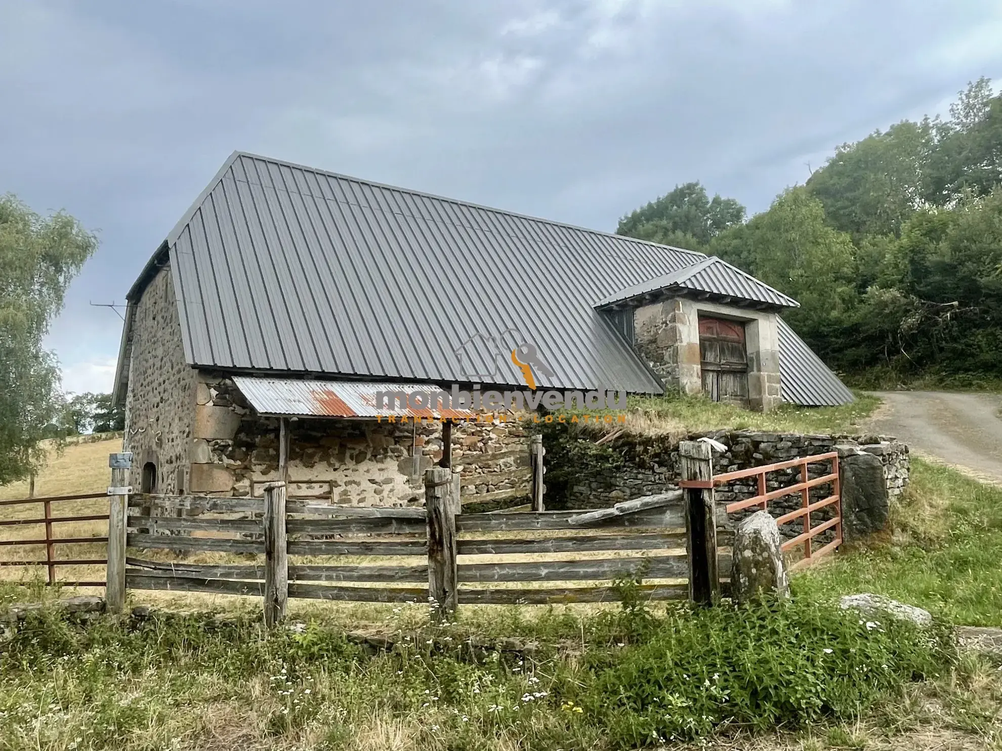 Superbe grange en pierre de 170 m² à Saint Cernin, idéalement située 
