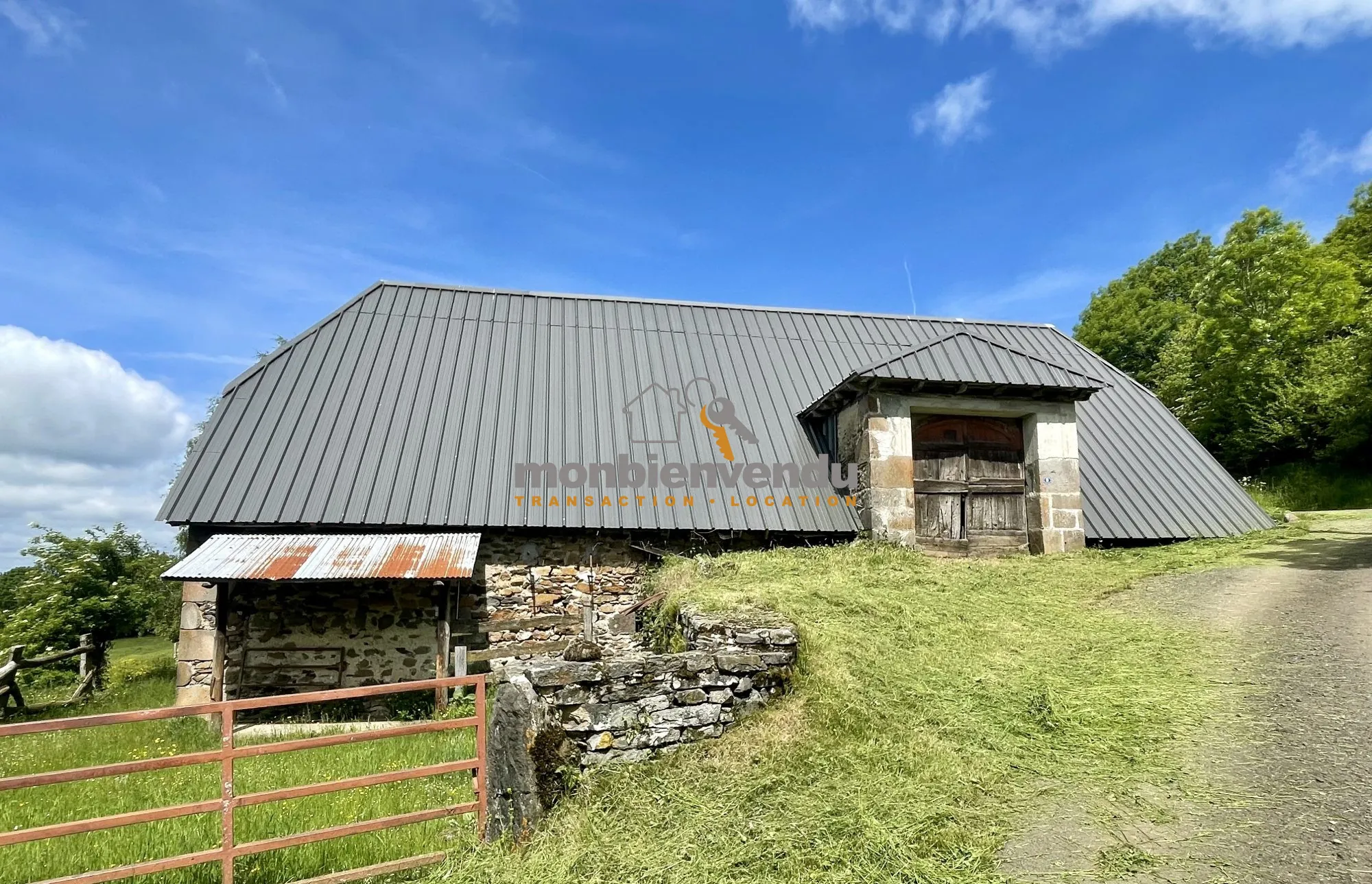 Grande grange à Saint-Cernin de 170 m², potentiel de rénovation