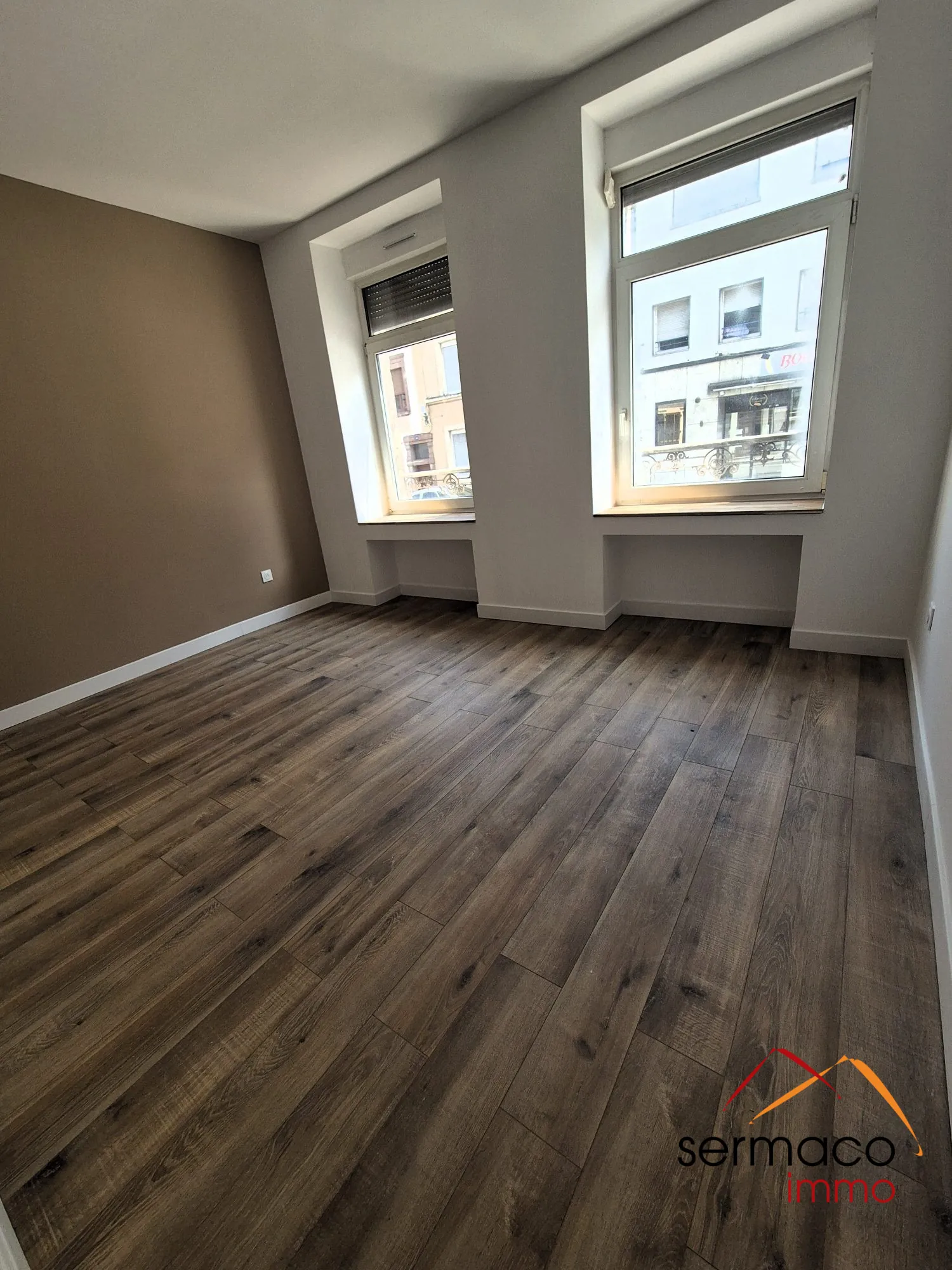 chambre Appartement T2 rénové en rez-de-chaussée à Sarreguemines, idéalement situé 