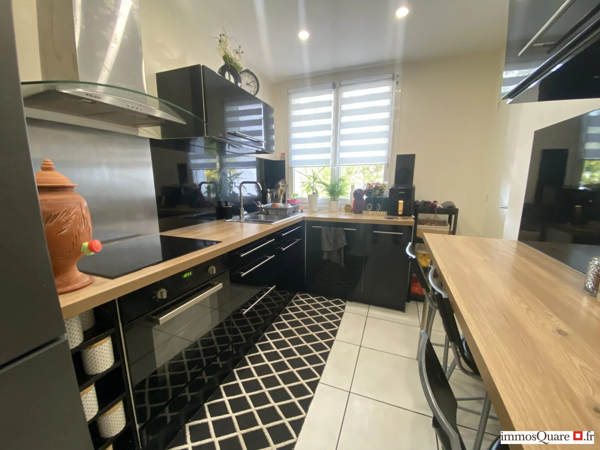 Appartement T4 rénové avec balcon et cave à Lyon 8ème 