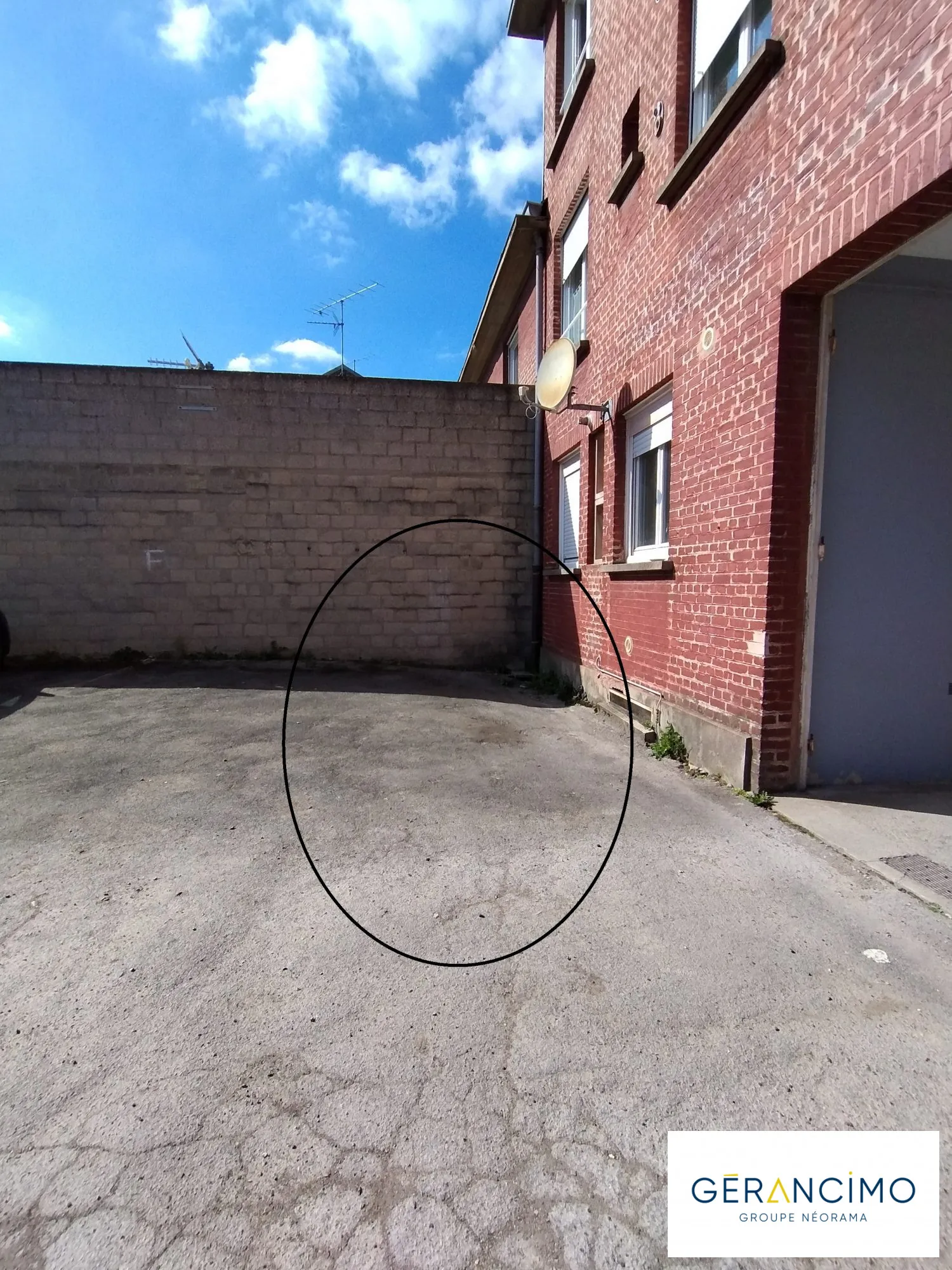 Place de parking aérien à Abbeville - Sécurité et praticité 
