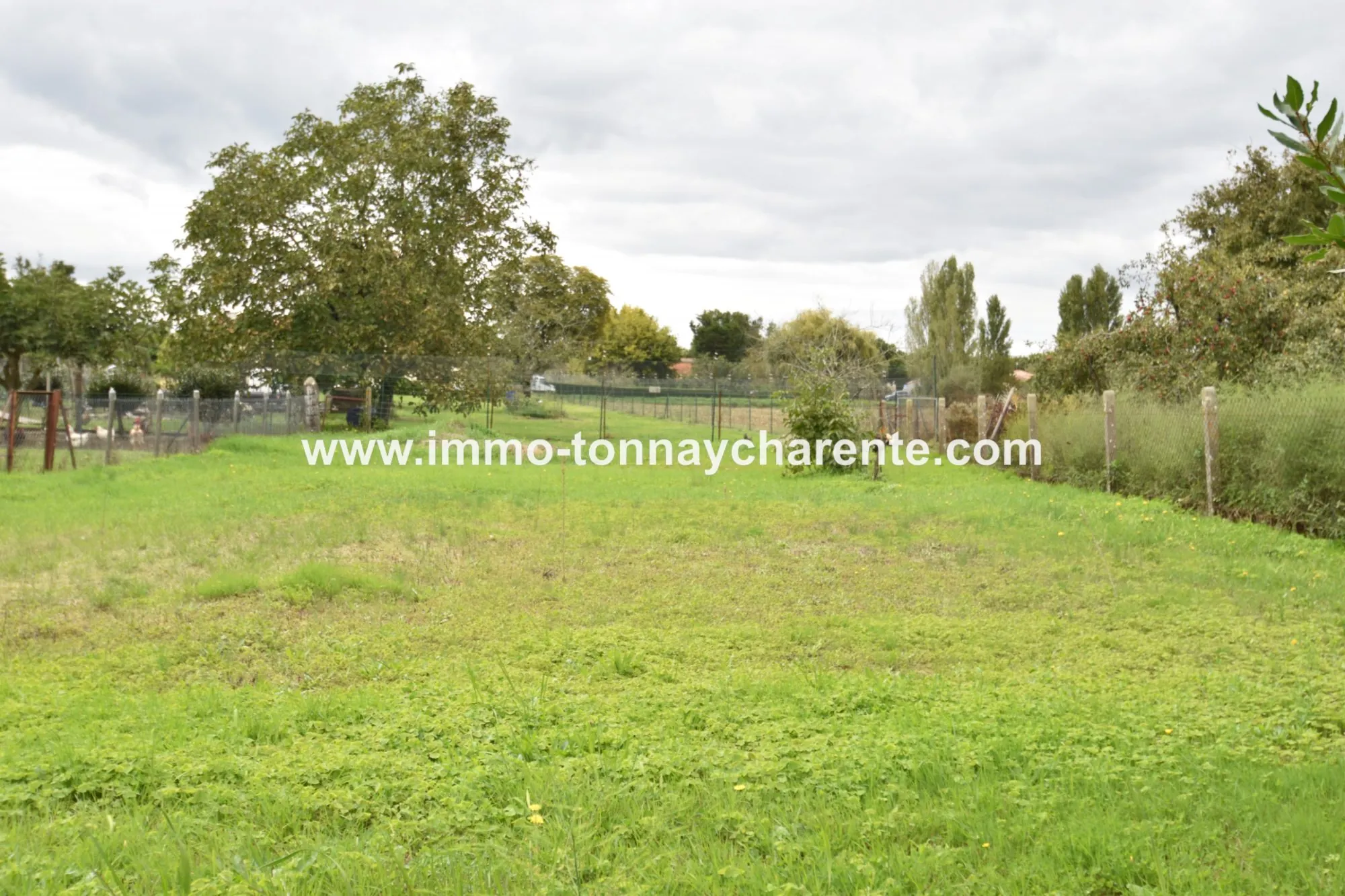 Maison à vendre à Tonnay Charente avec grand jardin et potentiel 