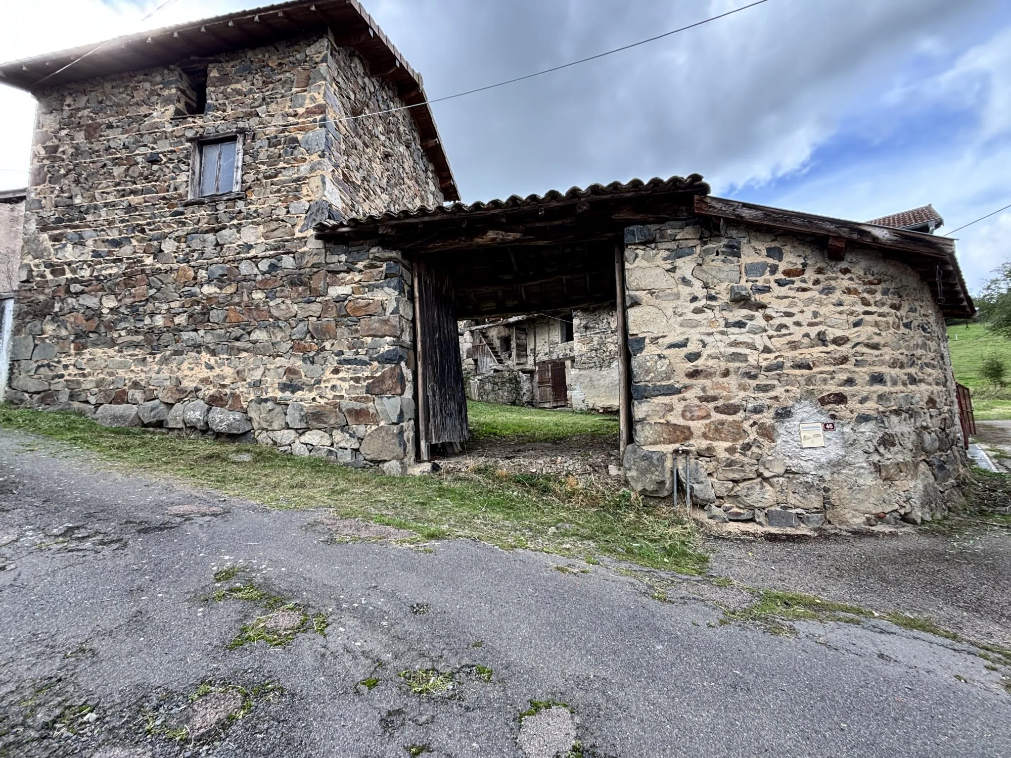 Corps de ferme à rénover avec dépendances et source naturelle à Saint-Pierre-le-Vieux