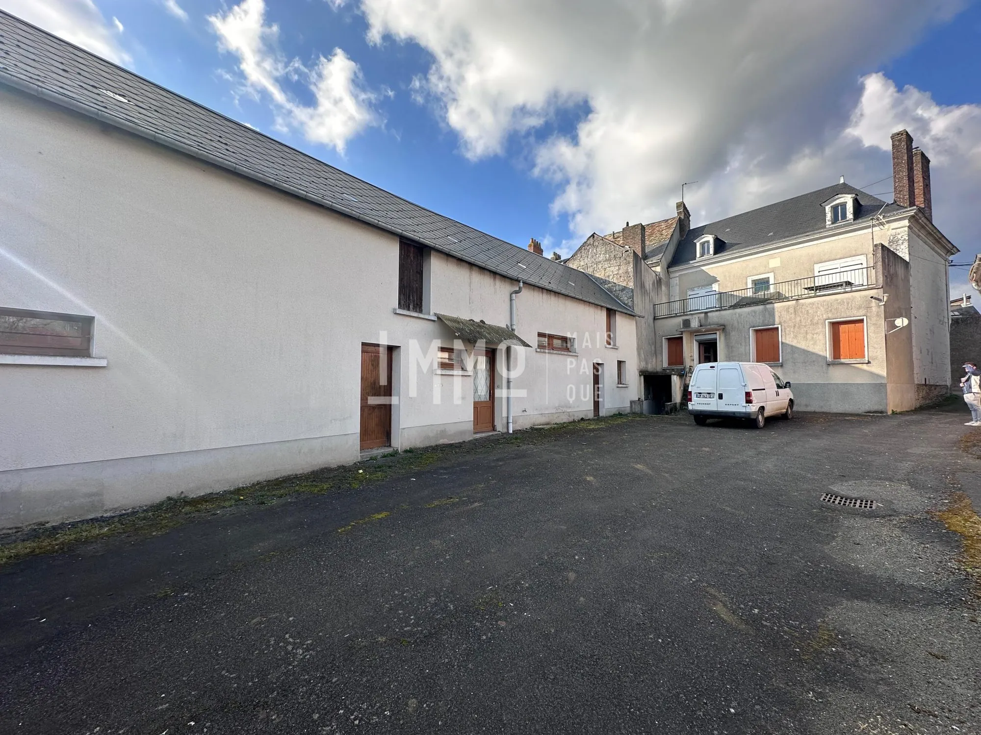 Immeuble de rapport à restaurer à Mayet avec fort potentiel 