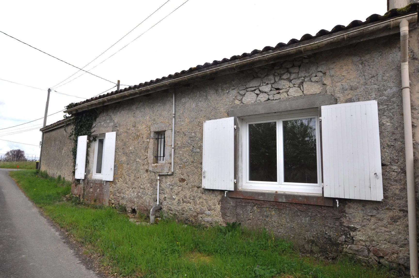 Charmante maison de plain-pied avec dépendances et jardin à Soulignac