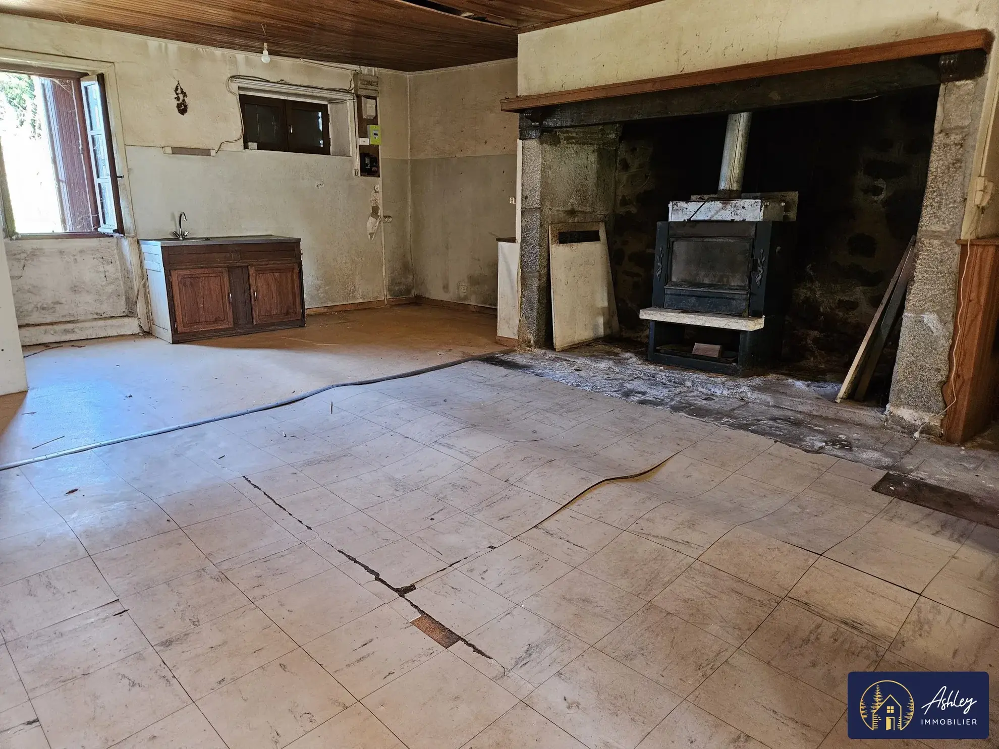 Maison mitoyenne à rénover dans un village calme de Chirac-Bellevue 
