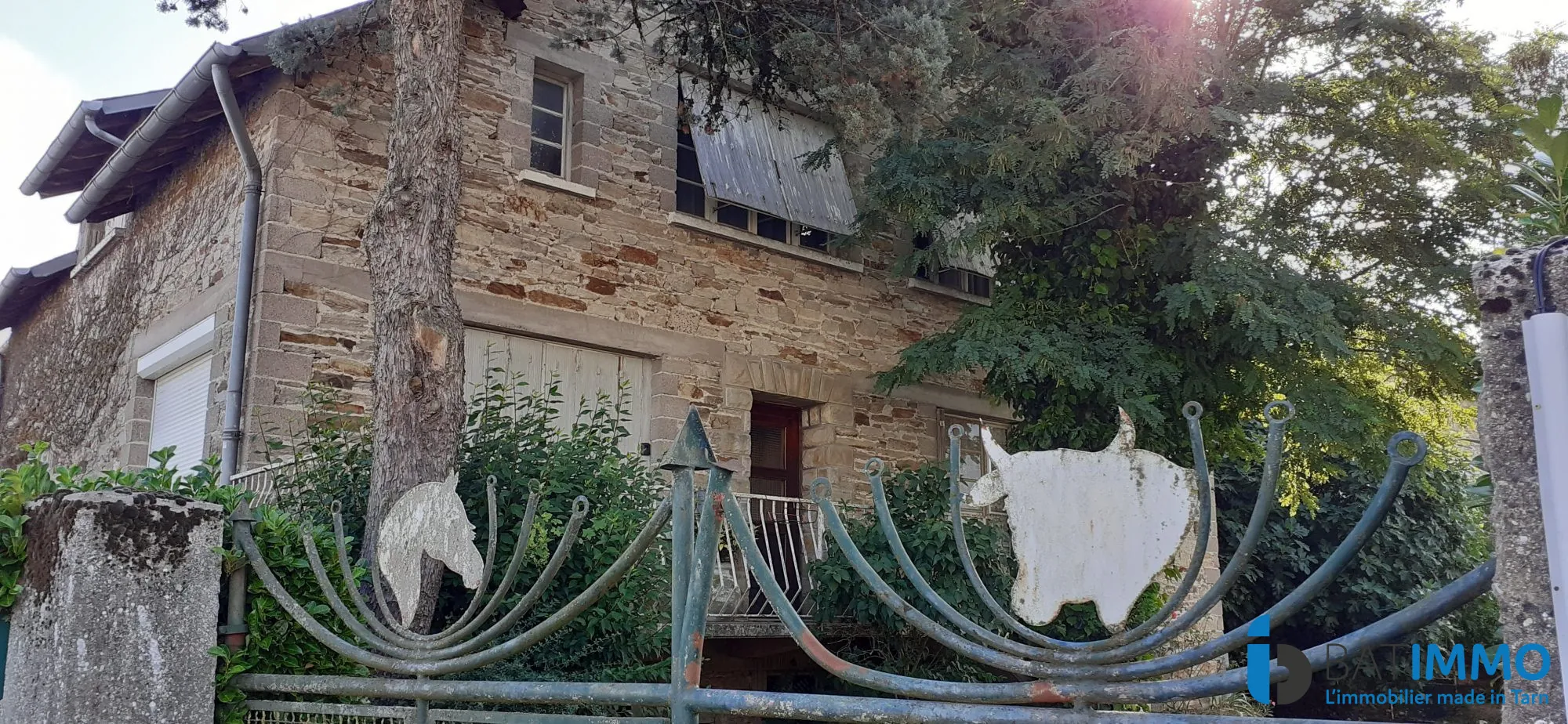 Belle maison en pierre avec terrain de 2,5 hectares et dépendances à Requista