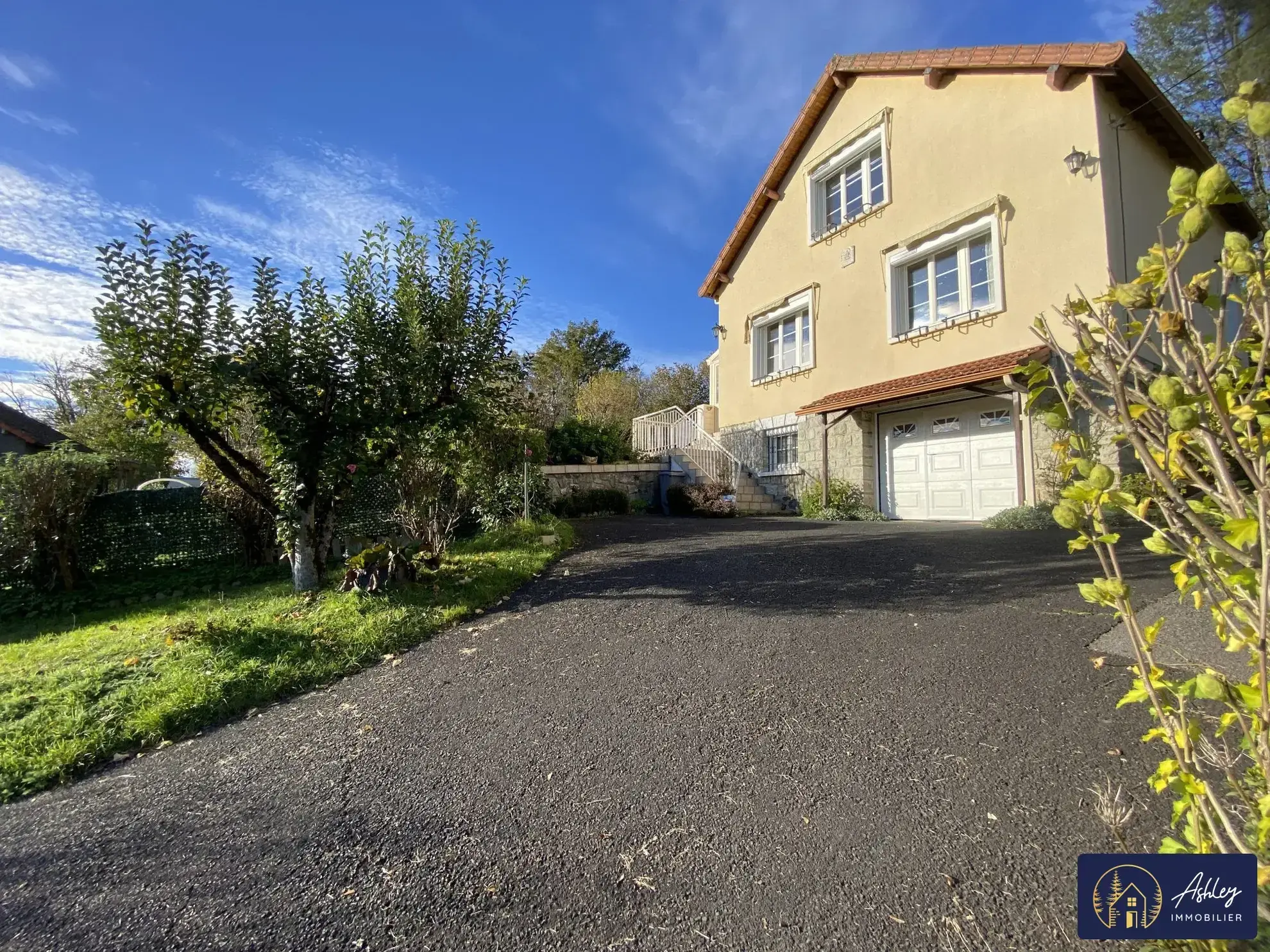 Maison 3 pièces YDES Belle maison de 72 m² avec vue dégagée à Ydes, proche commerces et écoles