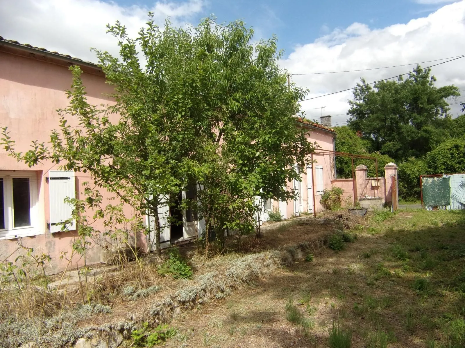 Maison en pierre à rénover à Couture-d'Argenson - 2 chambres, dépendance et terrain
