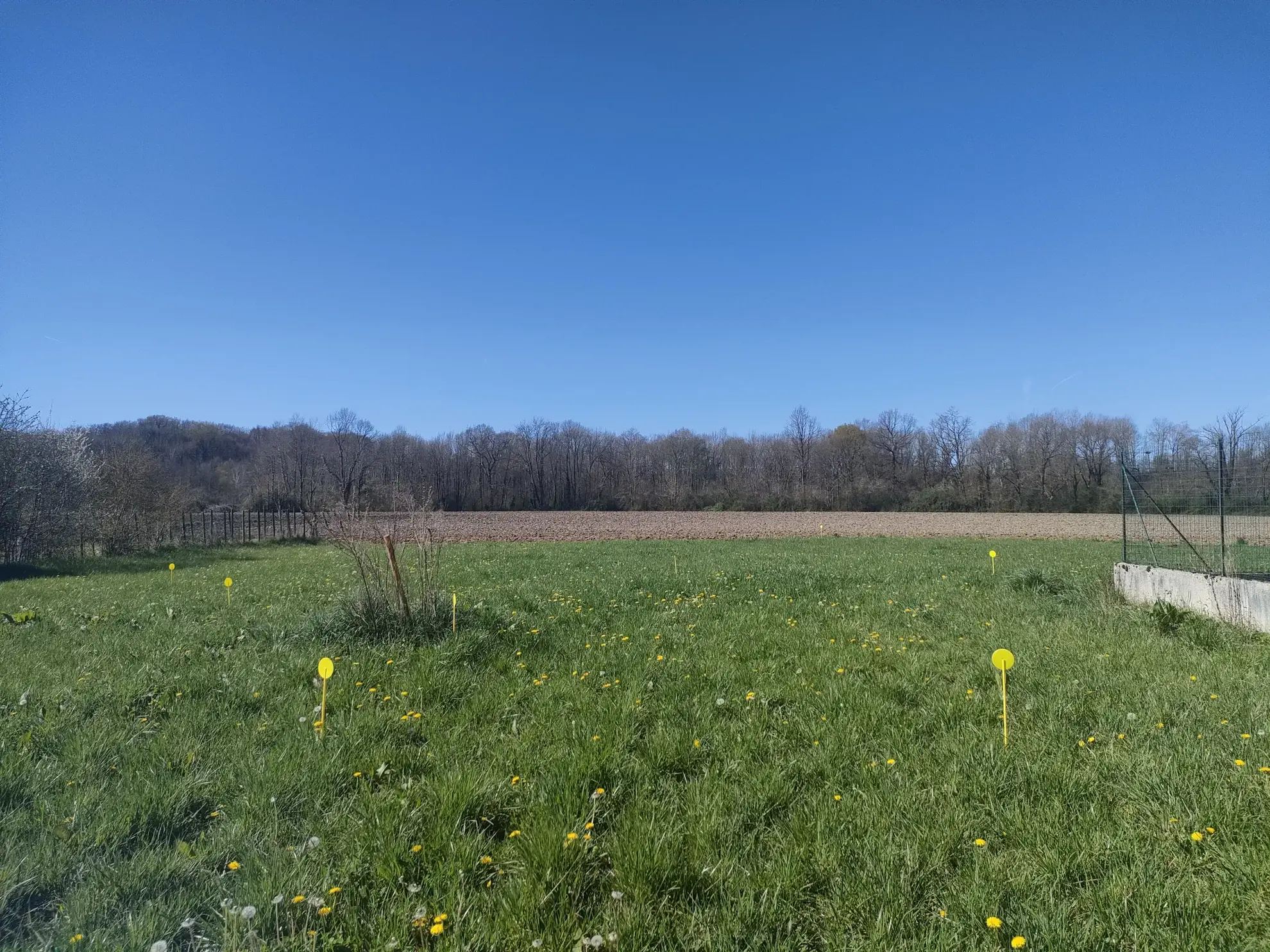 Terrain constructible à Barzun de 1410 m² avec vue campagne