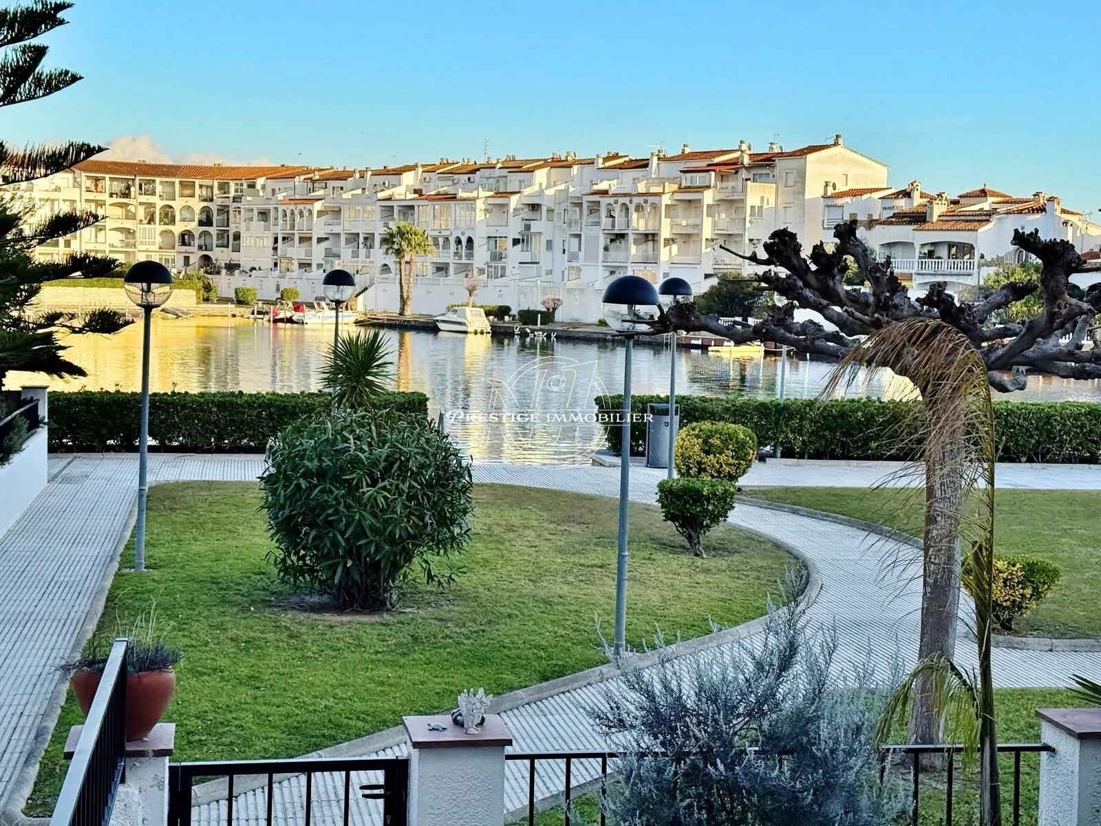 Bel appartement avec vue lac et accès piscine à Empuriabrava
